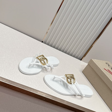 Dolce & Gabbana杜嘉班纳春夏最新款果冻凉拖超多明星网红种草 鞋面上的镂空立体DG字母标识 Dolce & Gabbana杜嘉班纳春夏最新款果冻凉拖超多明星网红种草 鞋面上的镂空立体DG字母标识