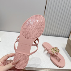 Dolce & Gabbana杜嘉班纳春夏最新款果冻凉拖超多明星网红种草 鞋面上的镂空立体DG字母标识 Dolce & Gabbana杜嘉班纳春夏最新款果冻凉拖超多明星网红种草 鞋面上的镂空立体DG字母标识
