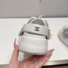 Chanel 香奈乎 新款 厚底面包鞋 凉鞋拖鞋圆嘟嘟 丑荫丑萌的 好可爱 摇摇鞋 今年从新席卷而来~真 Chanel 香奈乎 新款 厚底面包鞋 凉鞋拖鞋圆嘟嘟 丑荫丑萌的 好可爱 摇摇鞋 今年从新席卷而来~真