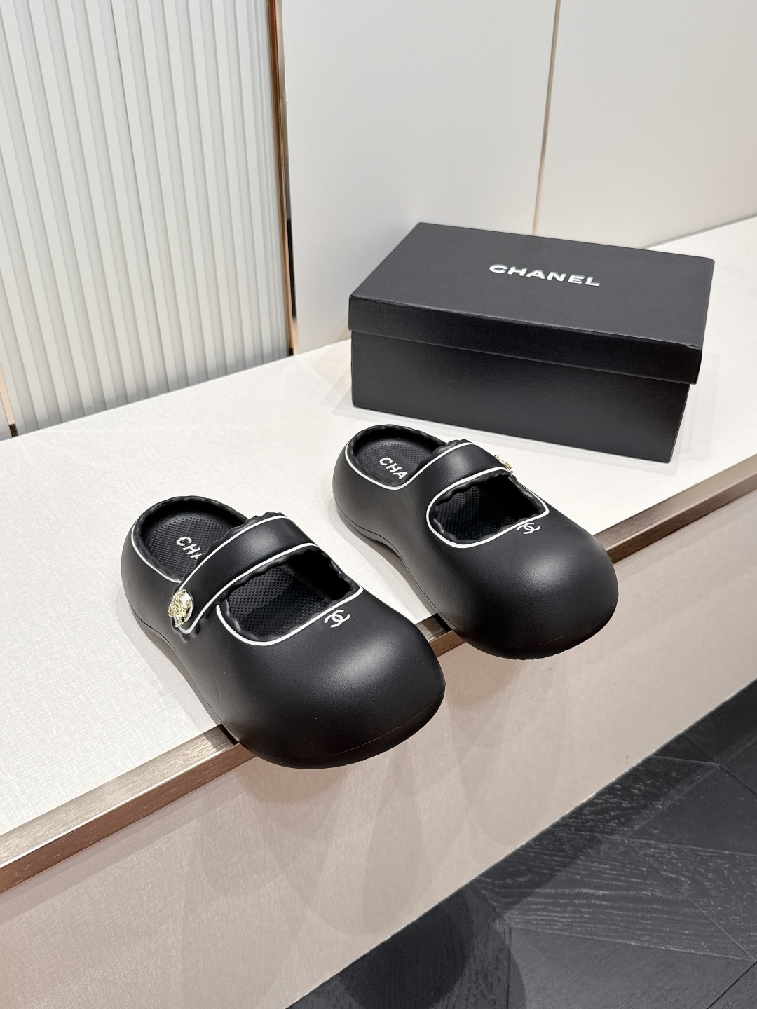 NO:873856,Chanel Chanel's new thick-soled bread shoes, sandals and slippers, round, ugly and cute, so cute, rocking shoes are sweeping across the new year this year ~ really super hot' absolute highlight, pvc size 35-40 (customized to 40), slippers, chanel, chanel, sandals, slippers19860909Chanel 香奈乎 新款 厚底面包鞋 凉鞋拖鞋 圆嘟嘟 丑荫丑萌的 好可爱 摇摇鞋 今年从新席卷而来～真的超级火爆”绝对亮点 pvc 码数35-40（40定做）,拖鞋,chanel,chanel,sandals,slippers,Women's Shoes