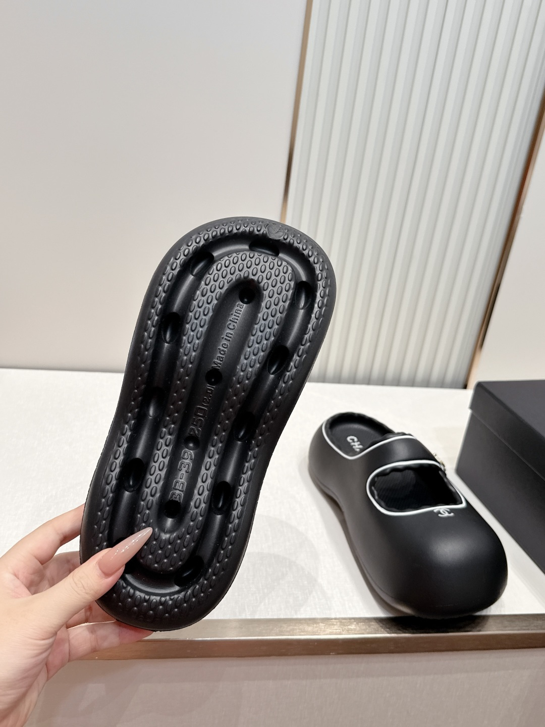 Chanel 香奈乎 新款 厚底面包鞋 凉鞋拖鞋圆嘟嘟 丑荫丑萌的 好可爱 摇摇鞋 今年从新席卷而来～真