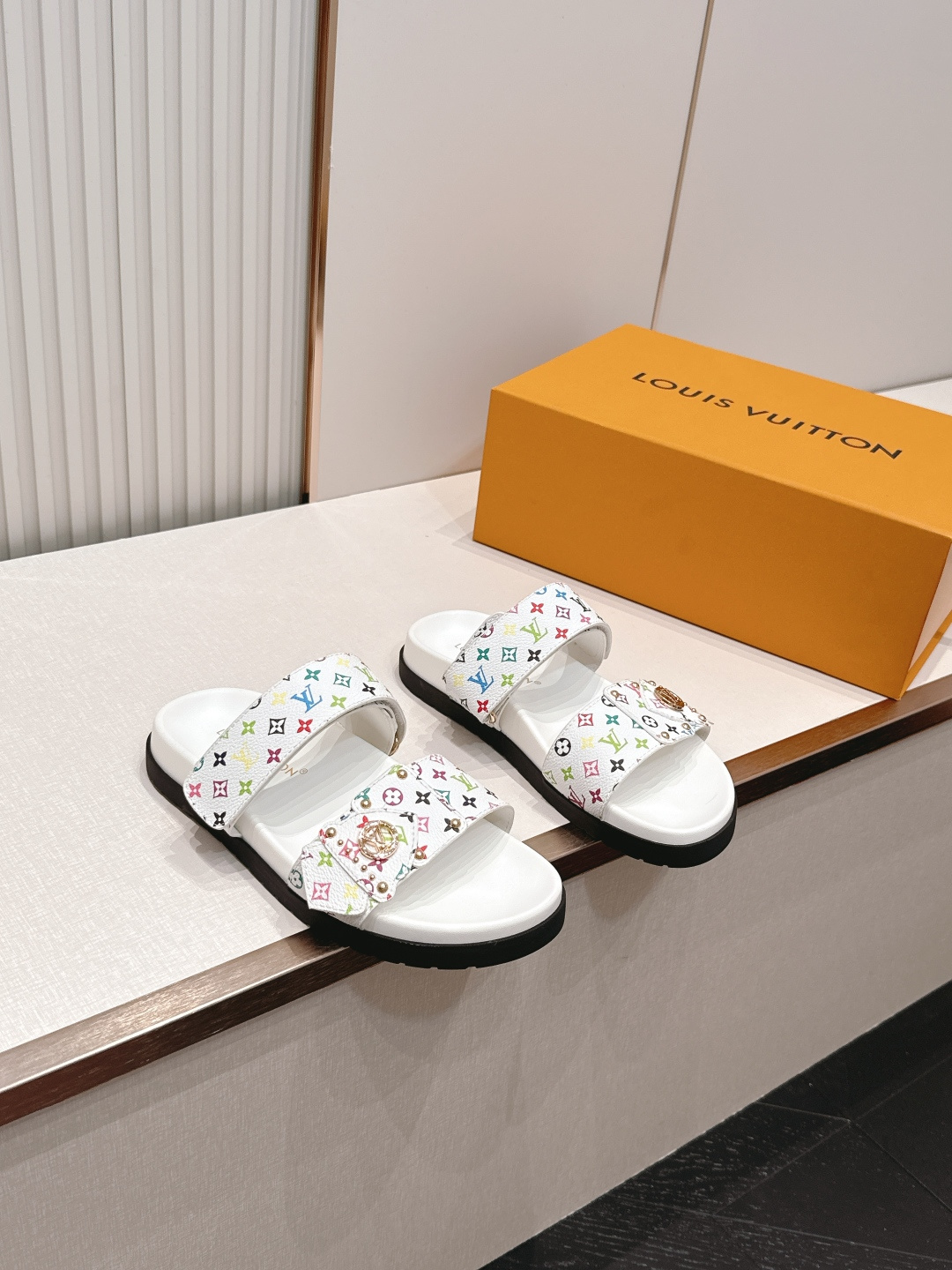 NO:873820,Top version P female male Louis vuitt..ss26 new arrival～Good-looking slippers LV19860909顶级版本P女 男 Louis vuitt..ss26 new arrival～好看的拖鞋 LV X TM Pool Plllow ~ 很适合夏天哦～俏皮可爱的 关键脚感超级轻盈,舒适好看 size 35-45,拖鞋,louis vuitton,louis vuitton,slippers,Women's Shoes