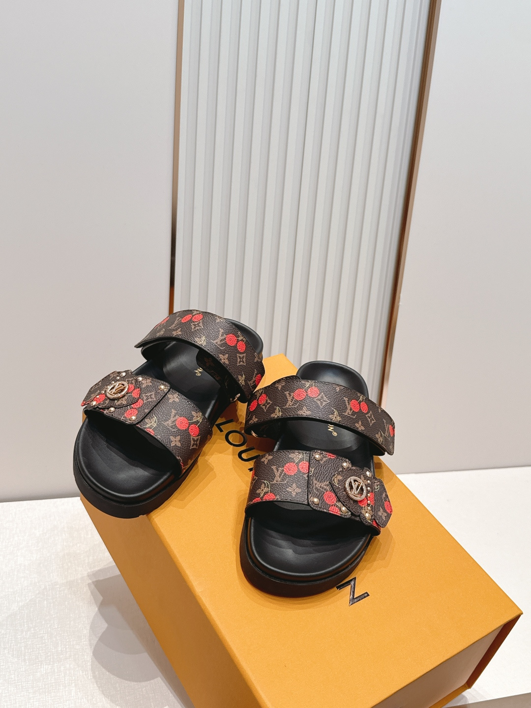 顶级版本 男士+10Louis vuitt..驴牌ss26 new arrival～好看的拖鞋LV X 