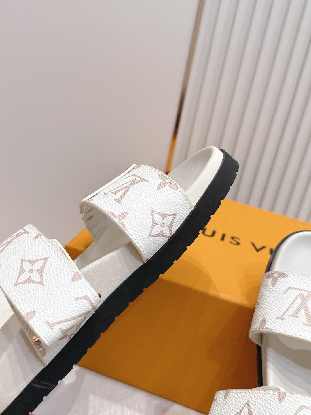 顶级版本 男士+10Louis vuitt..驴牌ss26 new arrival～好看的拖鞋LV X 