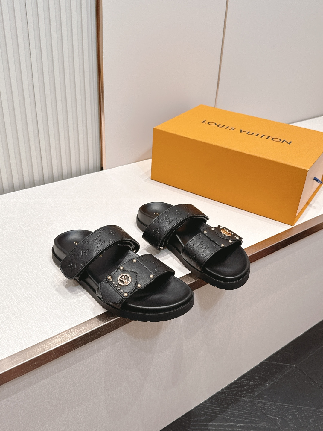 NO:873829,Top version P female male Louis vuitt..Donkey brand ss26 new arrival～Good-looking slippers LV19860909顶级版本P女 男 Louis vuitt..驴牌ss26 new arrival～好看的拖鞋 LV X TM Pool Plllow ~ 很适合夏天哦～俏皮可爱的 关键脚感超级轻盈,舒适好看 size 35-45,拖鞋,louis vuitton,louis vuitton,louis vuitton,slippers,Women's Shoes