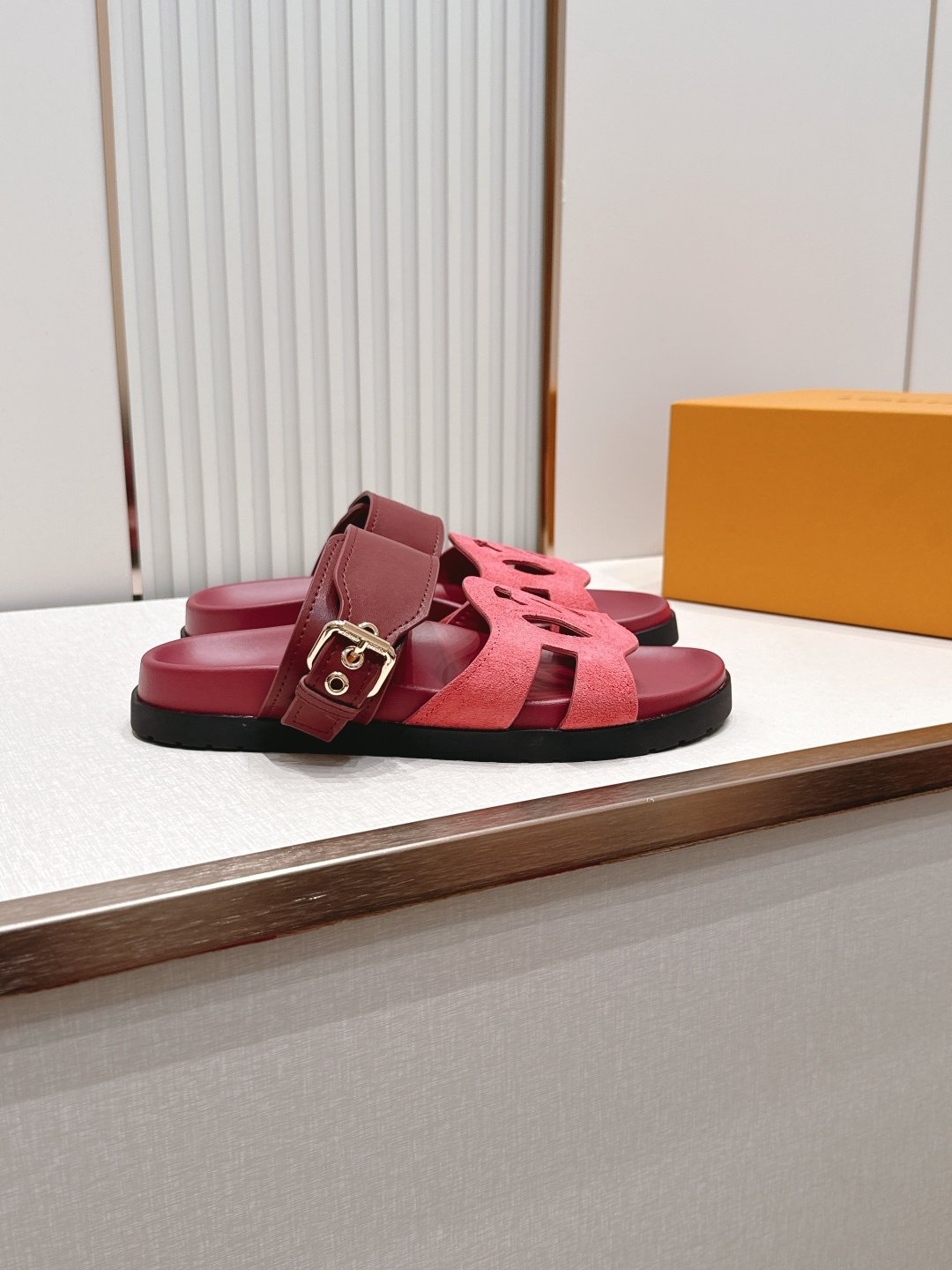 顶级版本：（配✈️飞机盒）Louis vuitt..ss26 new arrival～情侣款拖鞋LV I
