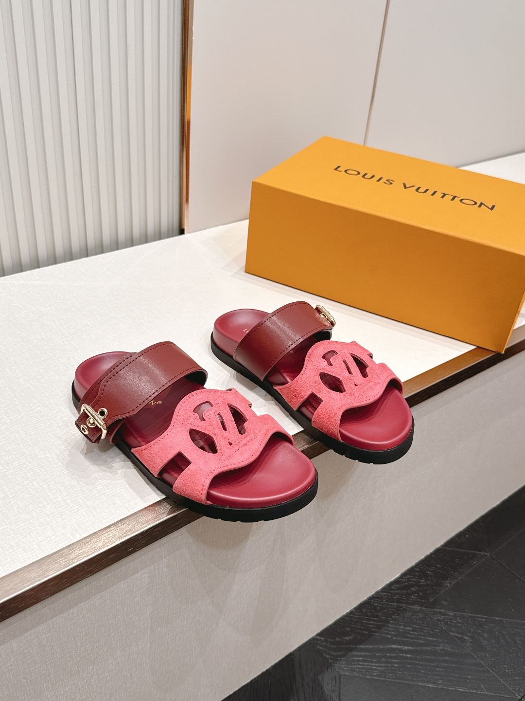顶级版本：（配✈️飞机盒）Louis vuitt..ss26 new arrival～情侣款拖鞋LV I