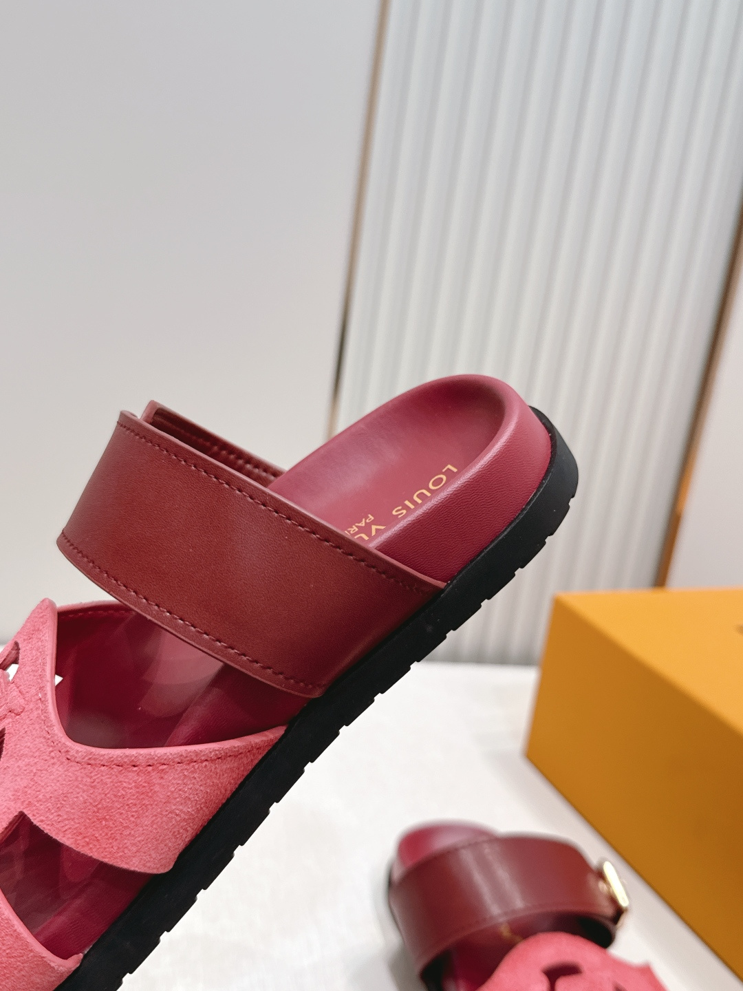 顶级版本：（配✈️飞机盒）Louis vuitt..ss26 new arrival～情侣款拖鞋LV I