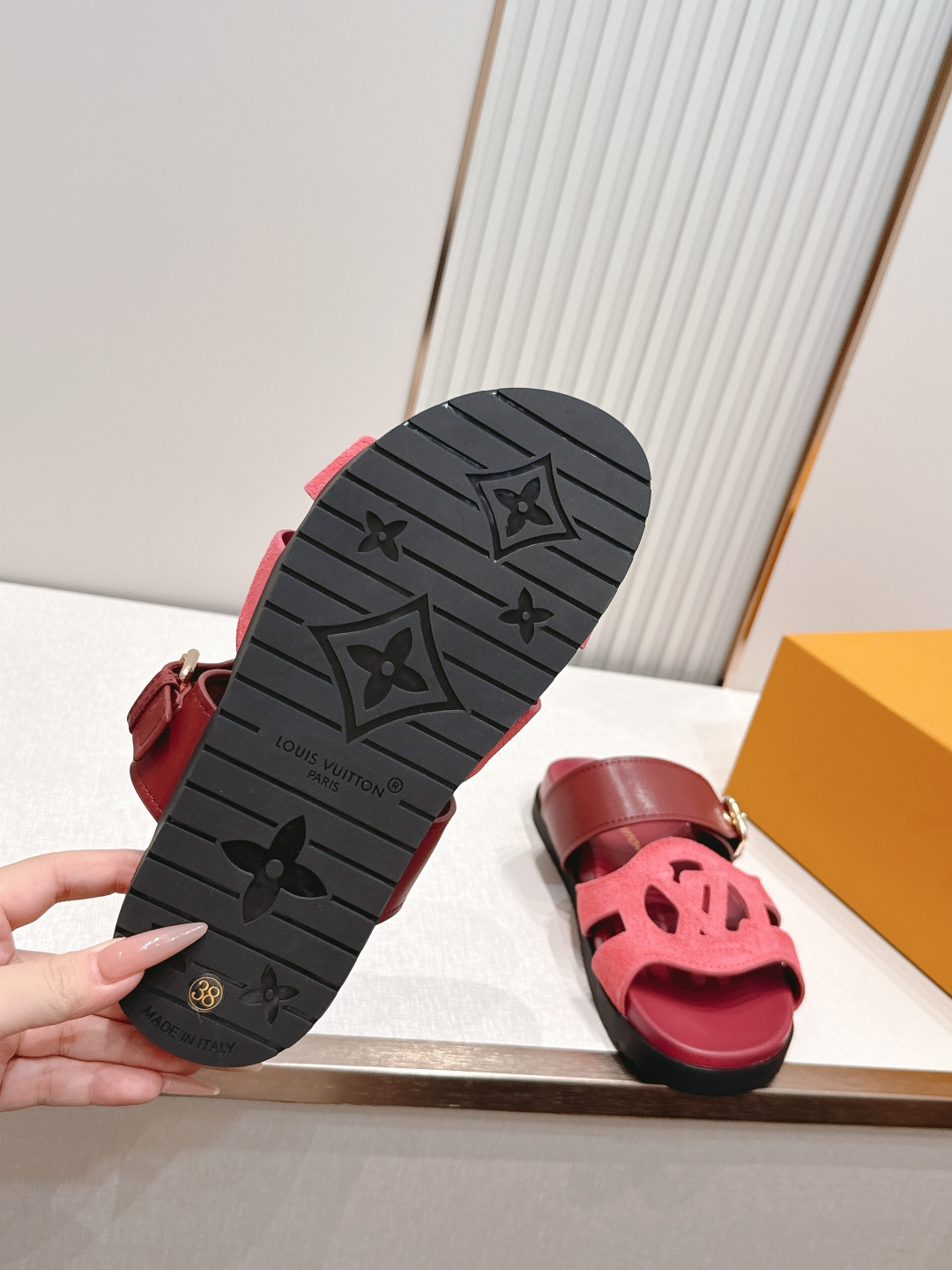 顶级版本：（配✈️飞机盒）Louis vuitt..ss26 new arrival～情侣款拖鞋LV I