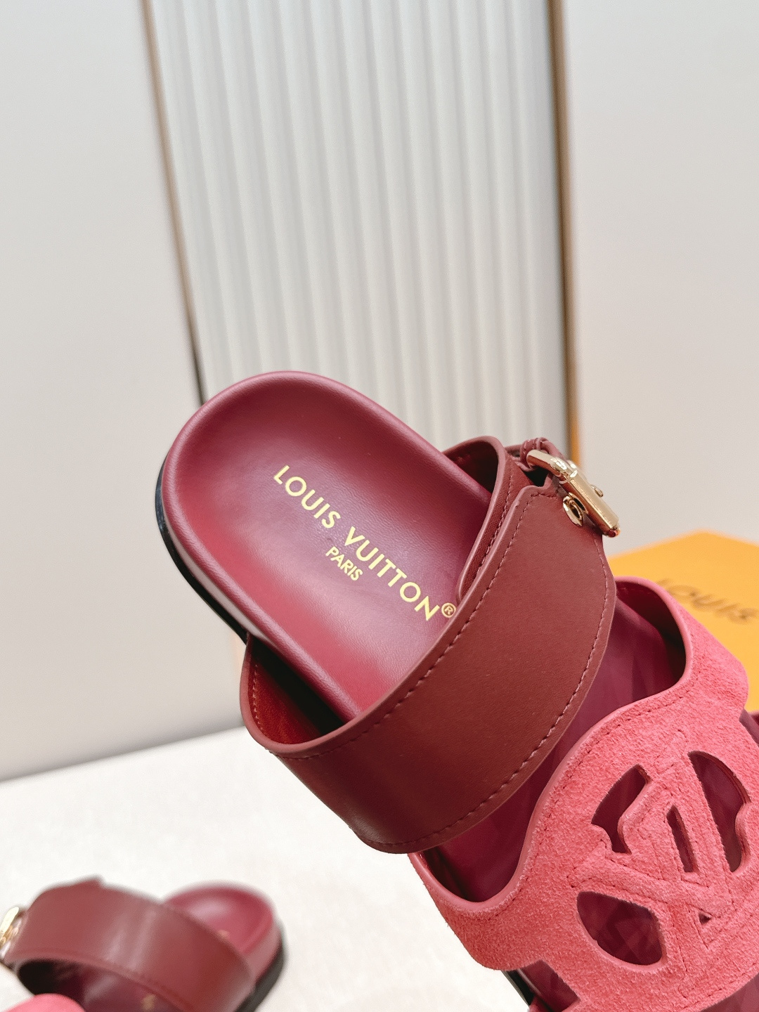 顶级版本：（配✈️飞机盒）Louis vuitt..ss26 new arrival～情侣款拖鞋LV I