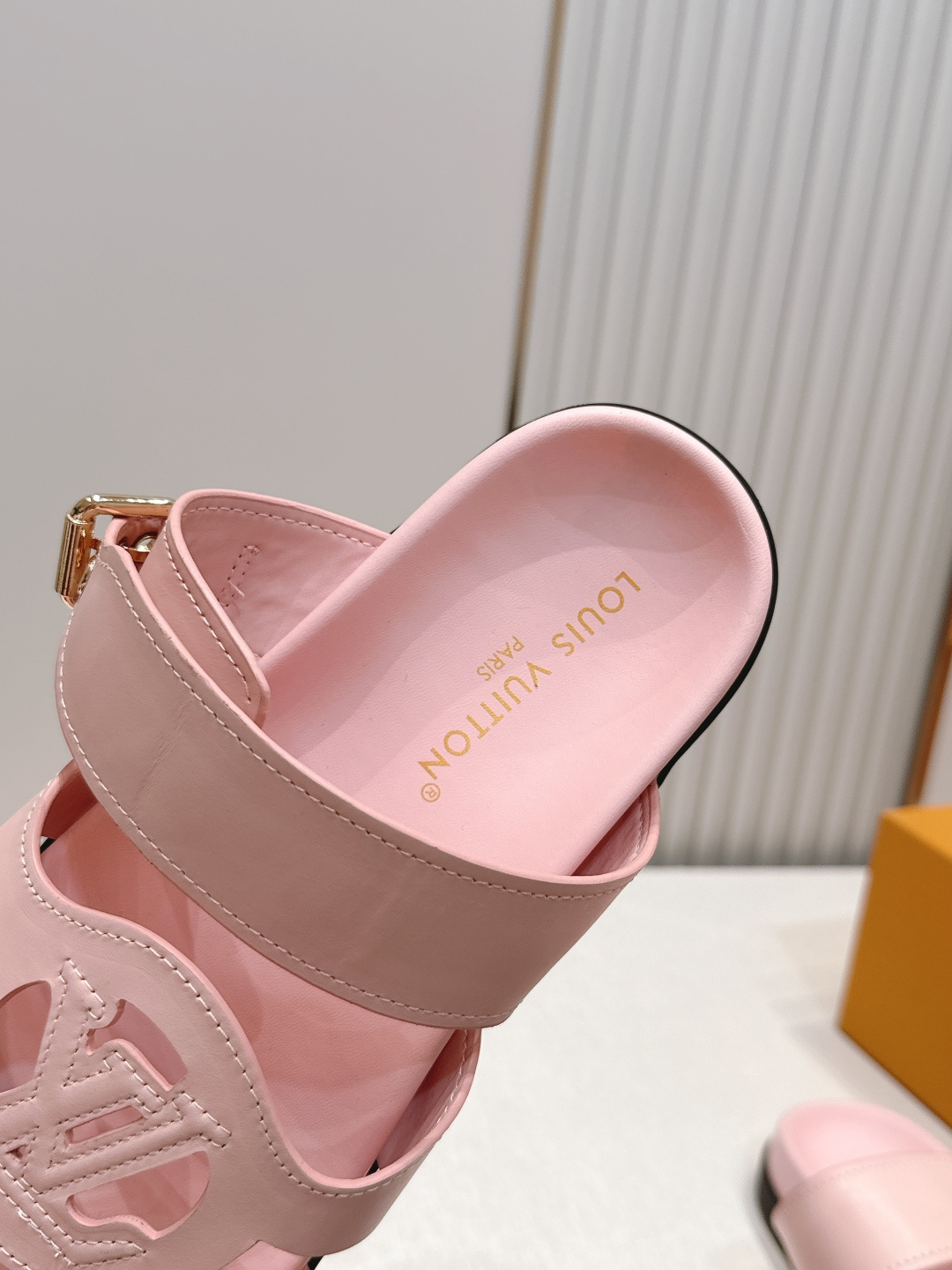 顶级版本：（配✈️飞机盒）Louis vuitt..ss26 new arrival～情侣款拖鞋LV I