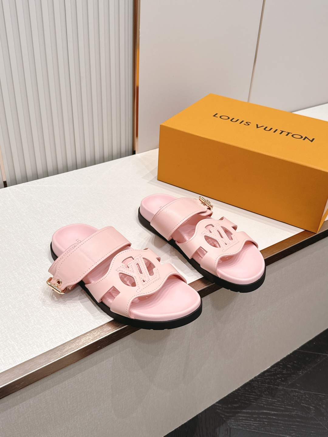 顶级版本：（配✈️飞机盒）Louis vuitt..ss26 new arrival～情侣款拖鞋LV I