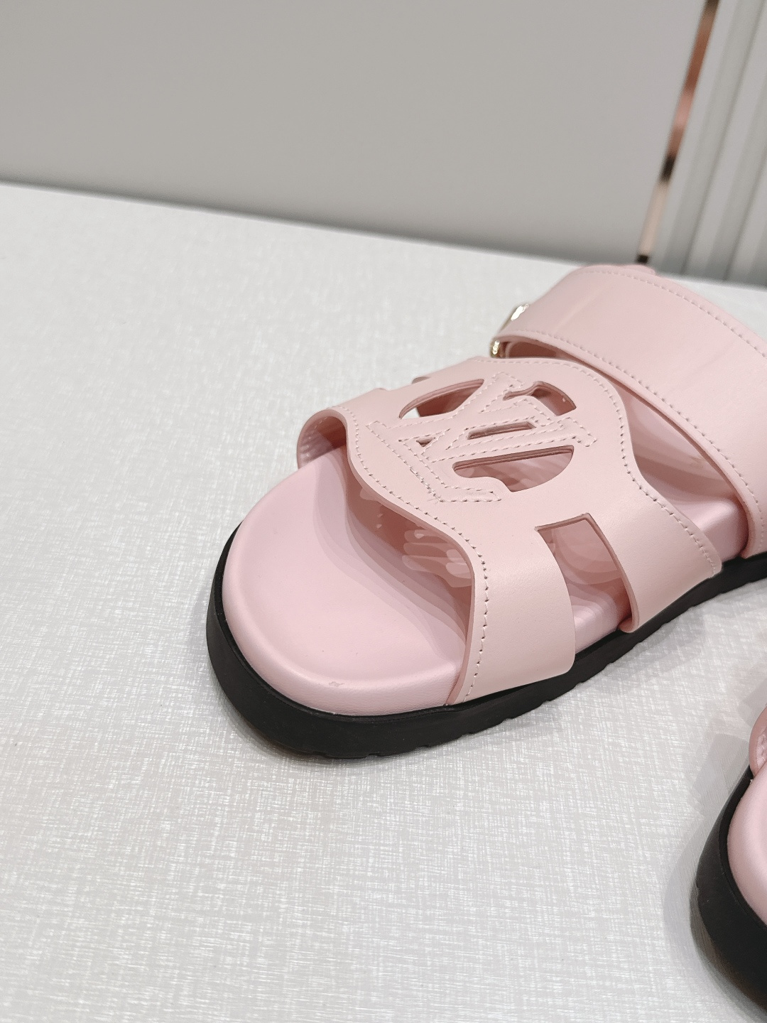 顶级版本：（配✈️飞机盒）Louis vuitt..ss26 new arrival～情侣款拖鞋LV I