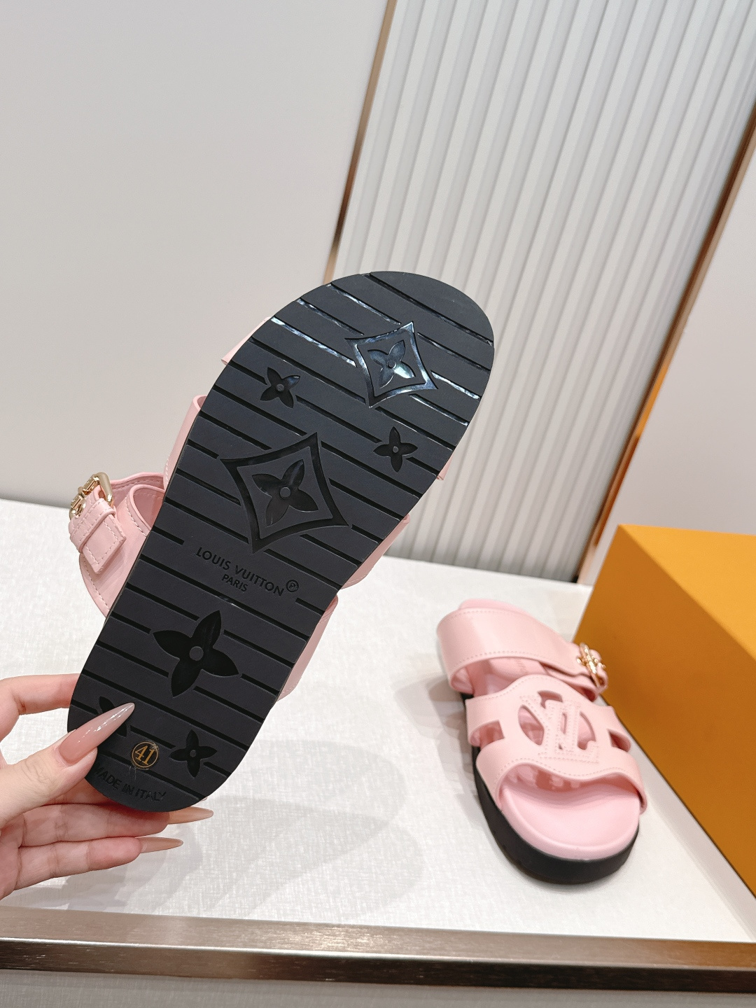 顶级版本：（配✈️飞机盒）Louis vuitt..ss26 new arrival～情侣款拖鞋LV I