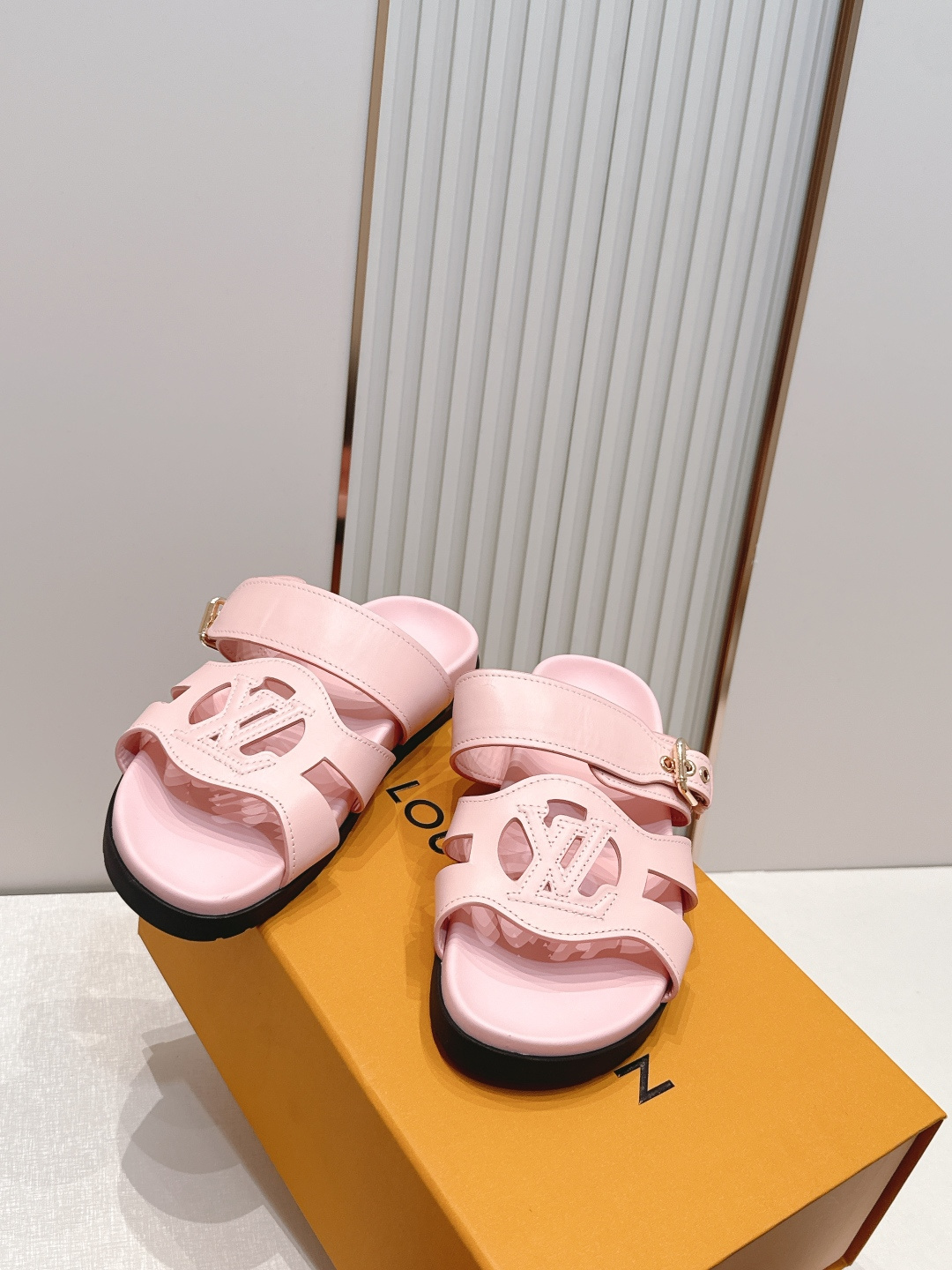 顶级版本：（配✈️飞机盒）Louis vuitt..ss26 new arrival～情侣款拖鞋LV I