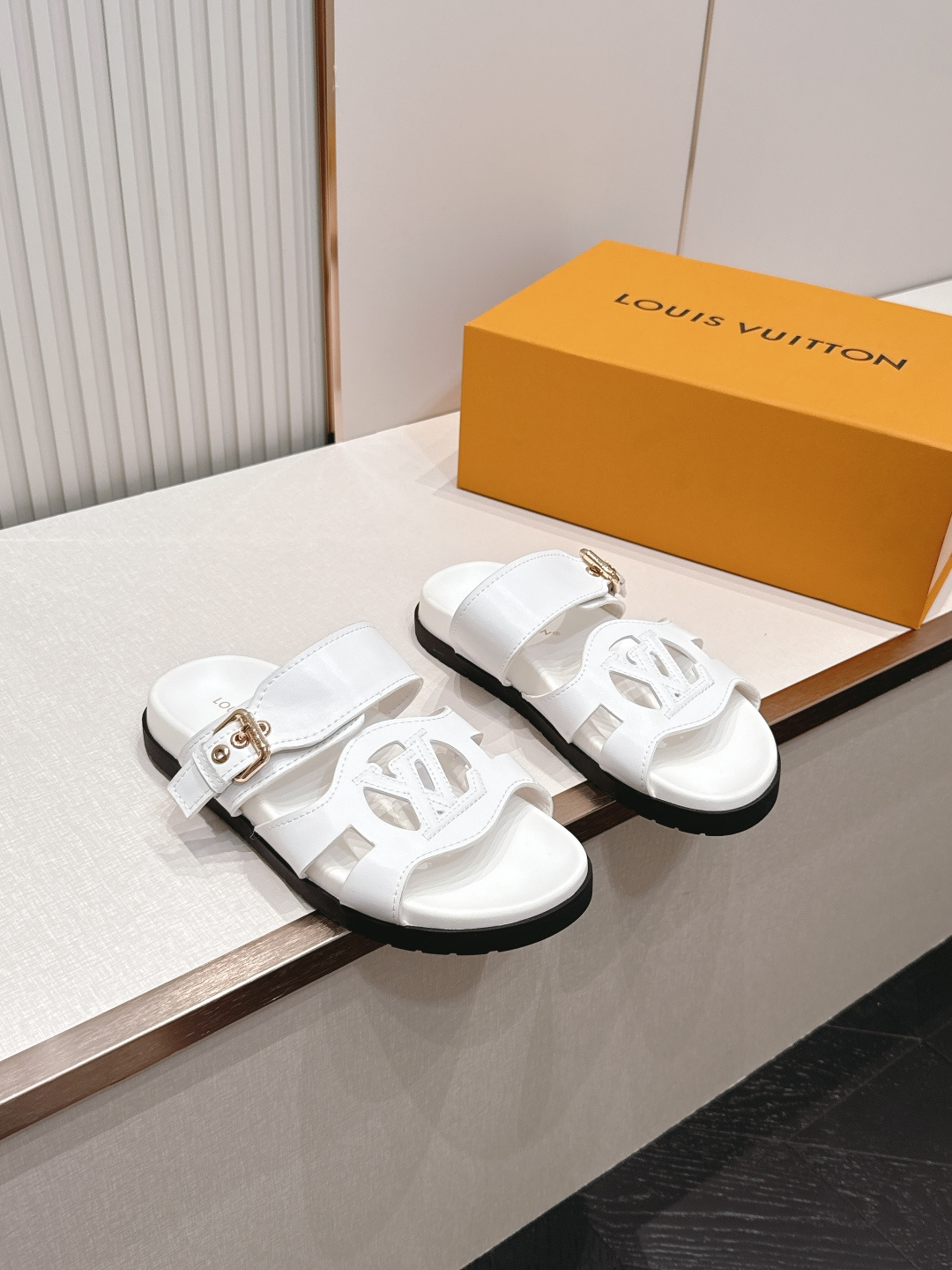 顶级版本：（配✈️飞机盒）Louis vuitt..ss26 new arrival～情侣款拖鞋LV I