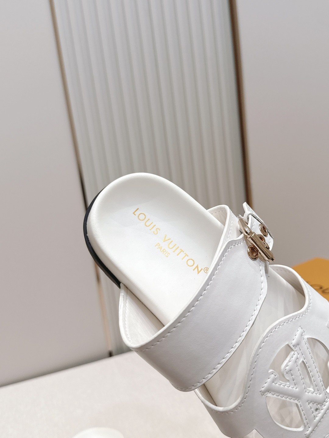 顶级版本：（配✈️飞机盒）Louis vuitt..ss26 new arrival～情侣款拖鞋LV I