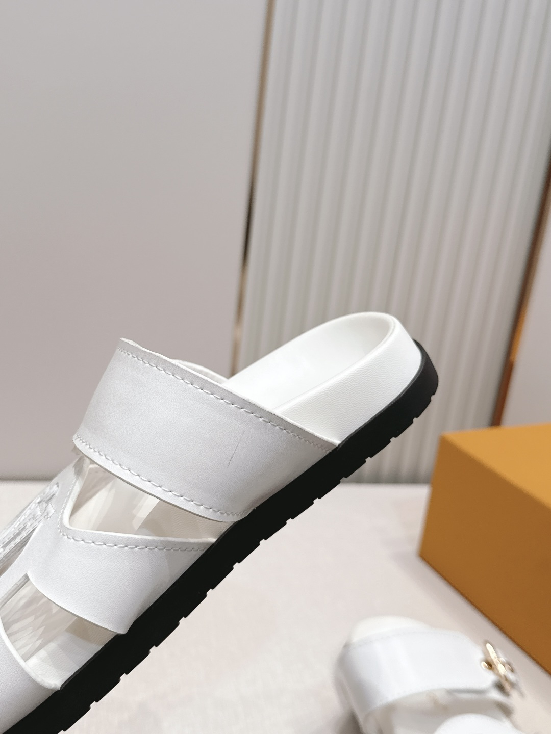 顶级版本：（配✈️飞机盒）Louis vuitt..ss26 new arrival～情侣款拖鞋LV I