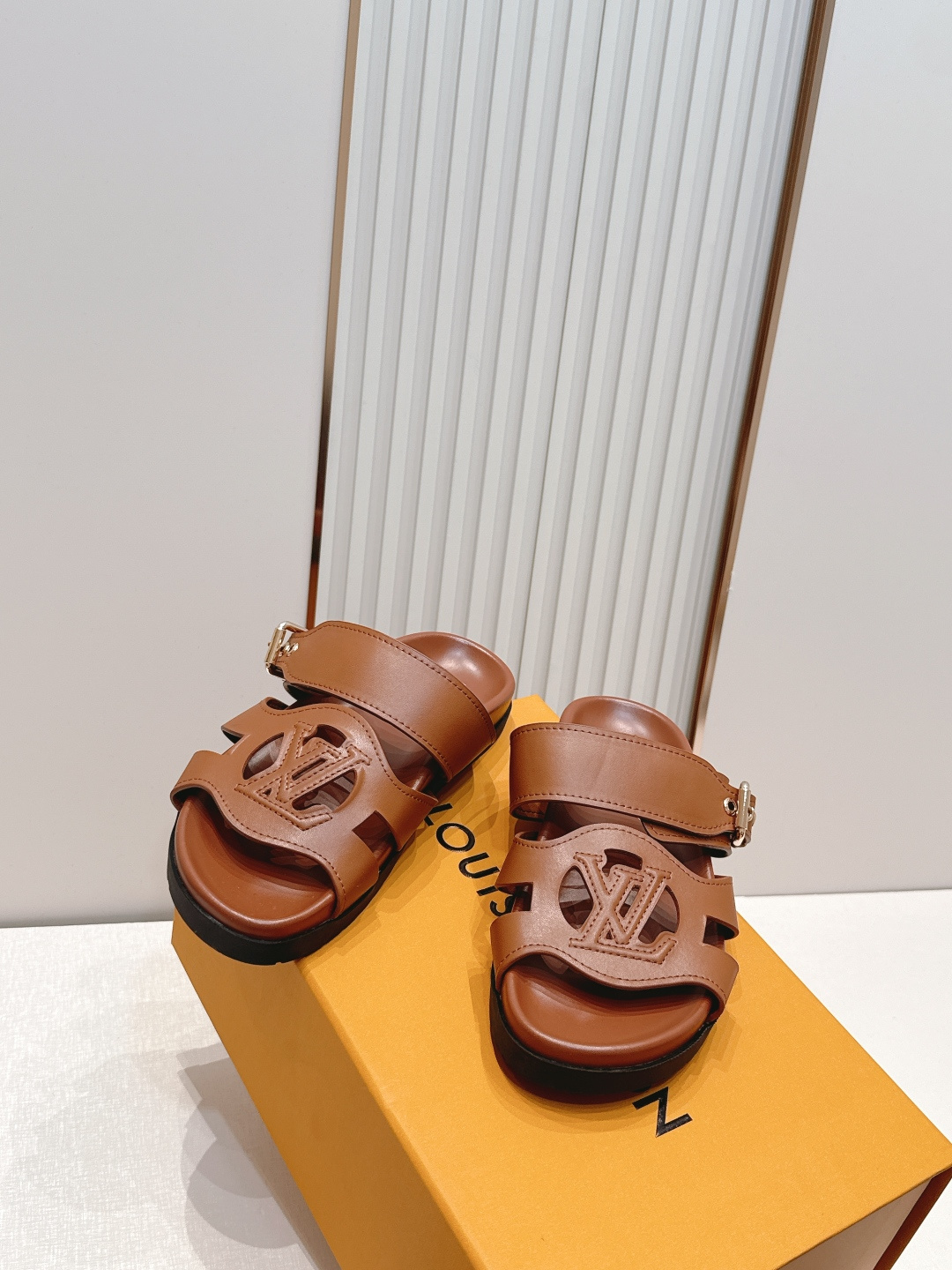 顶级版本：（配✈️飞机盒）Louis vuitt..ss26 new arrival～情侣款拖鞋LV I