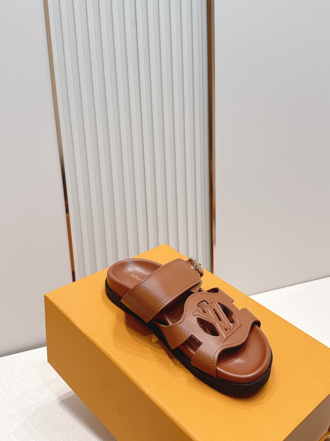 顶级版本：（配✈️飞机盒）Louis vuitt..ss26 new arrival～情侣款拖鞋LV I