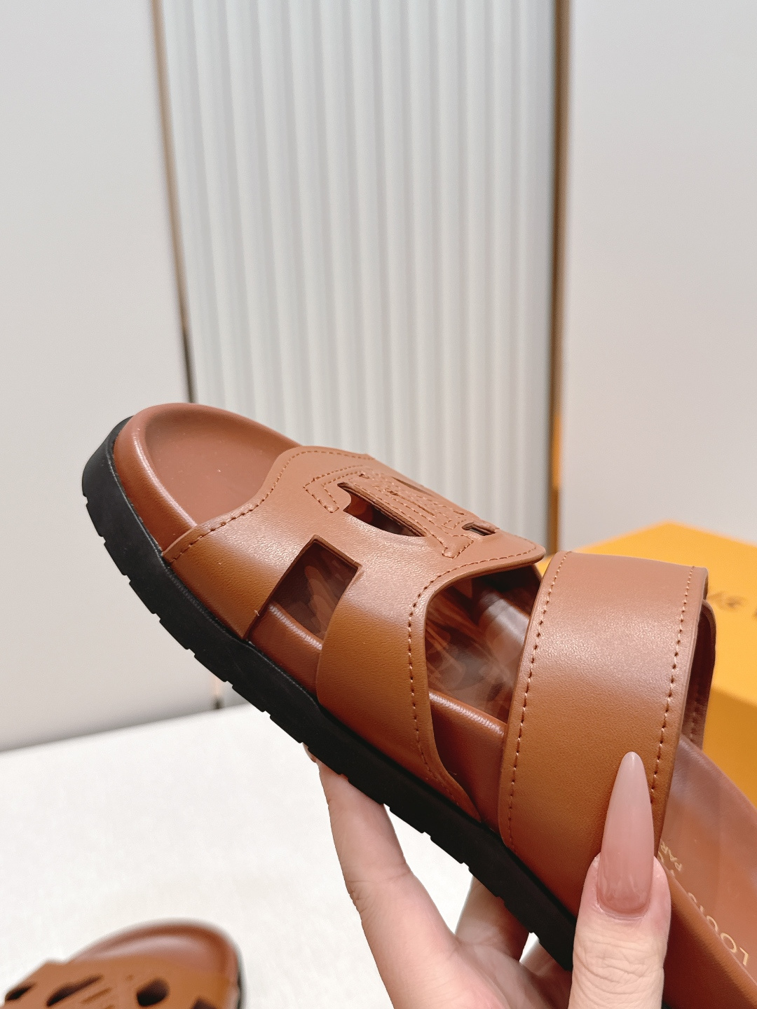 顶级版本：（配✈️飞机盒）Louis vuitt..ss26 new arrival～情侣款拖鞋LV I