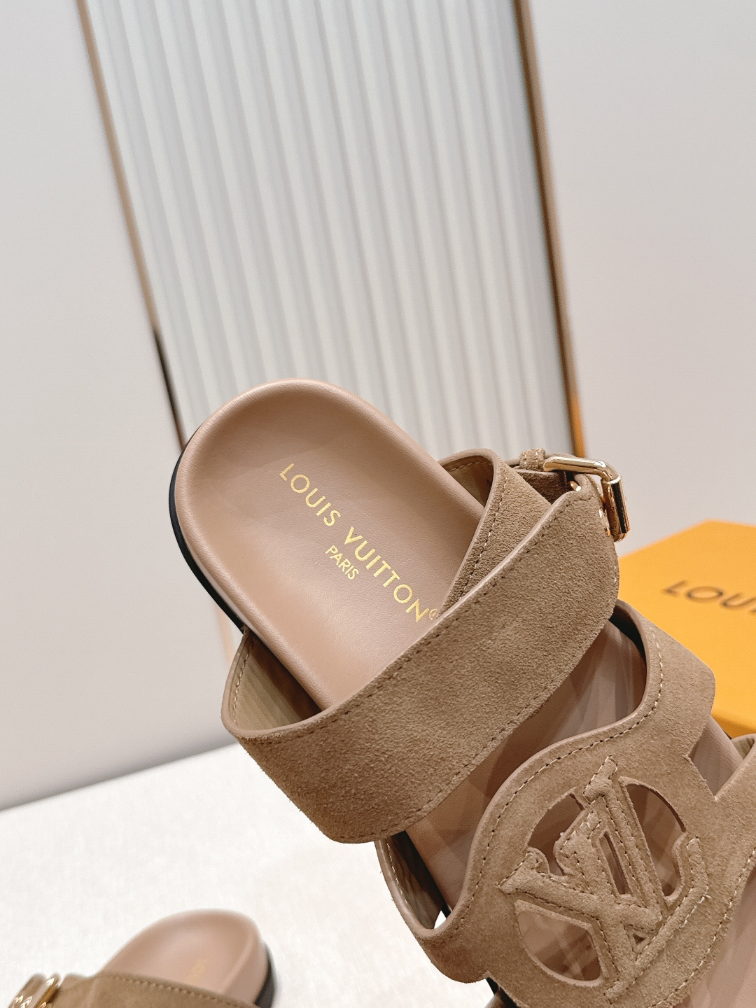 顶级版本：（配✈️飞机盒）Louis vuitt..ss26 new arrival～情侣款拖鞋LV I