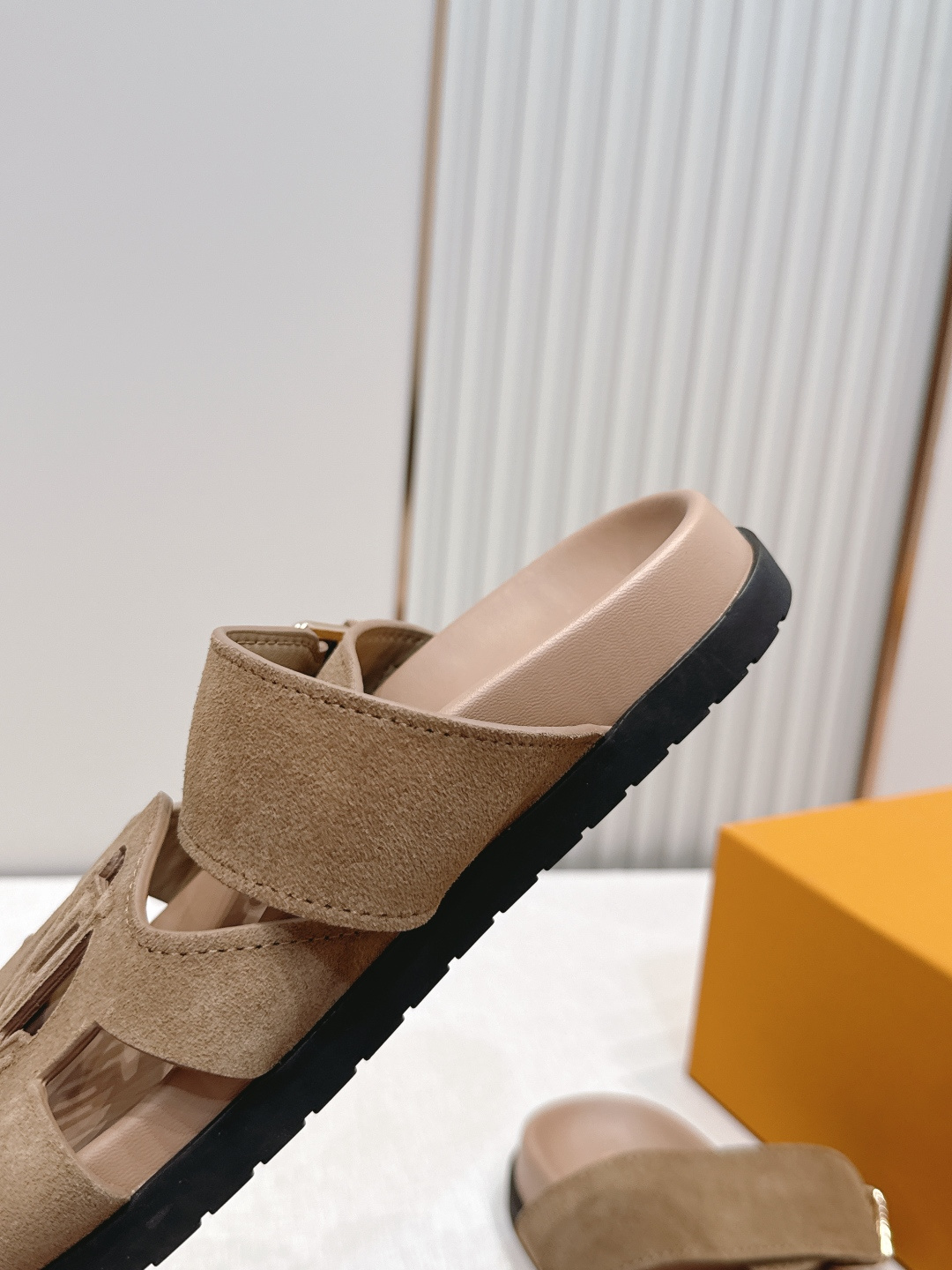 顶级版本：（配✈️飞机盒）Louis vuitt..ss26 new arrival～情侣款拖鞋LV I