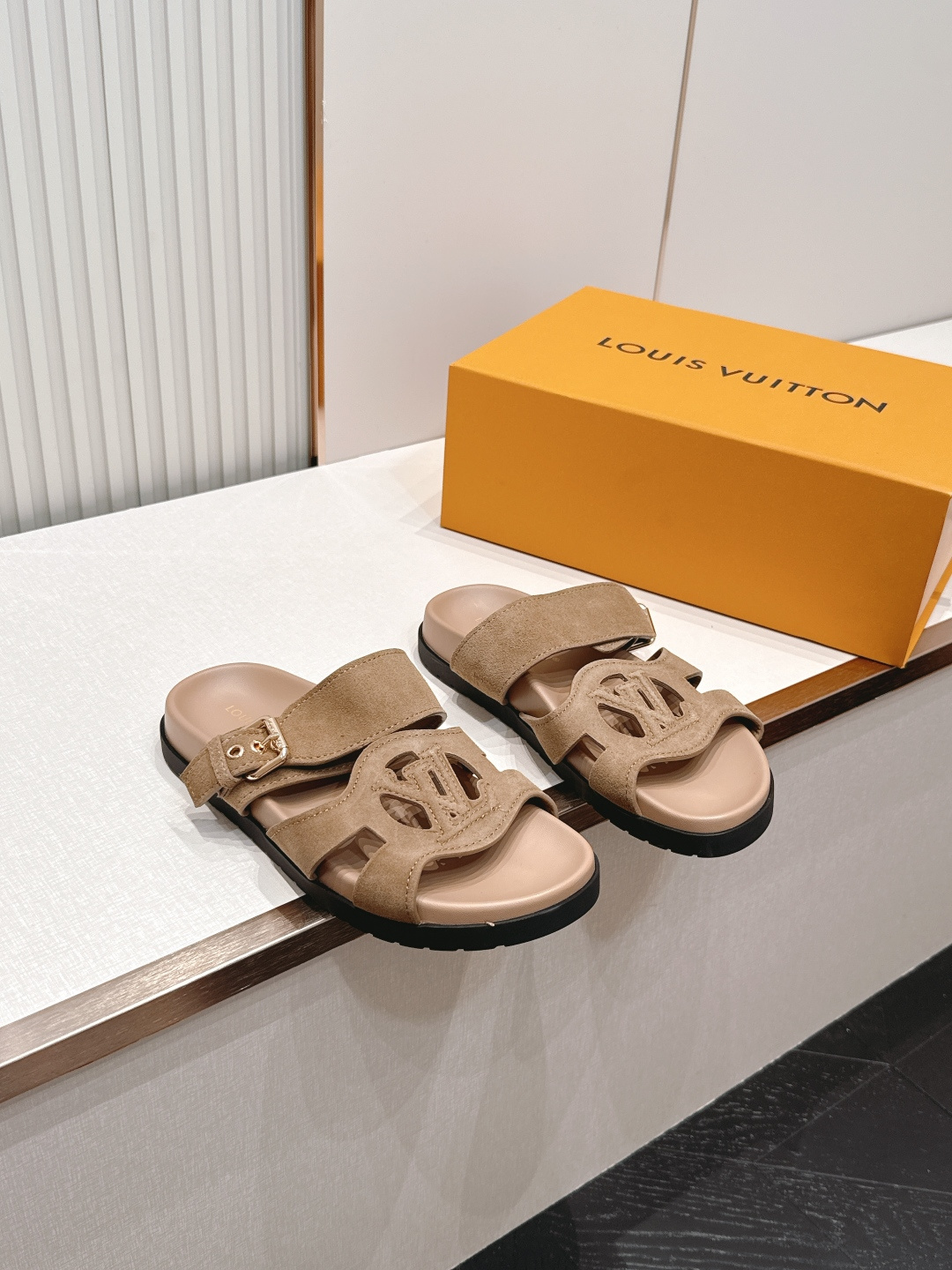 顶级版本：（配✈️飞机盒）Louis vuitt..ss26 new arrival～情侣款拖鞋LV I