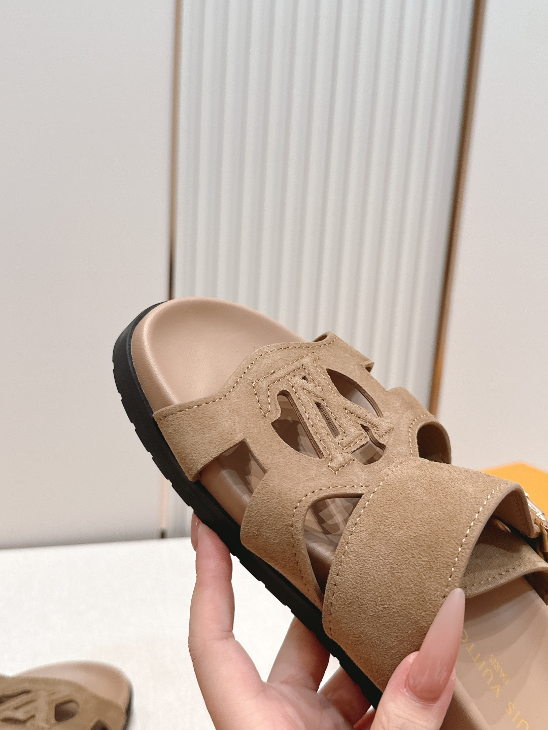 顶级版本：（配✈️飞机盒）Louis vuitt..ss26 new arrival～情侣款拖鞋LV I