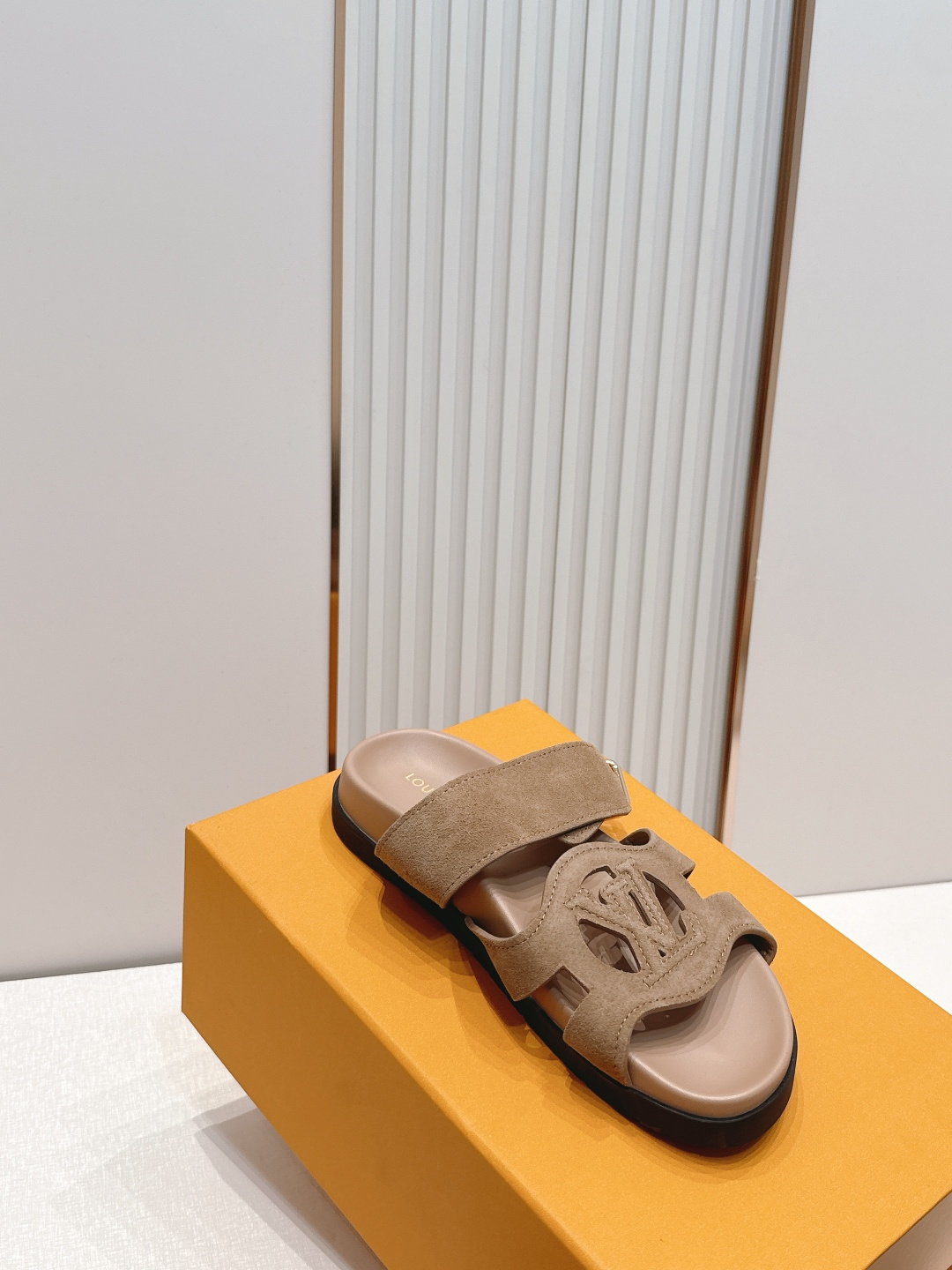 顶级版本：（配✈️飞机盒）Louis vuitt..ss26 new arrival～情侣款拖鞋LV I