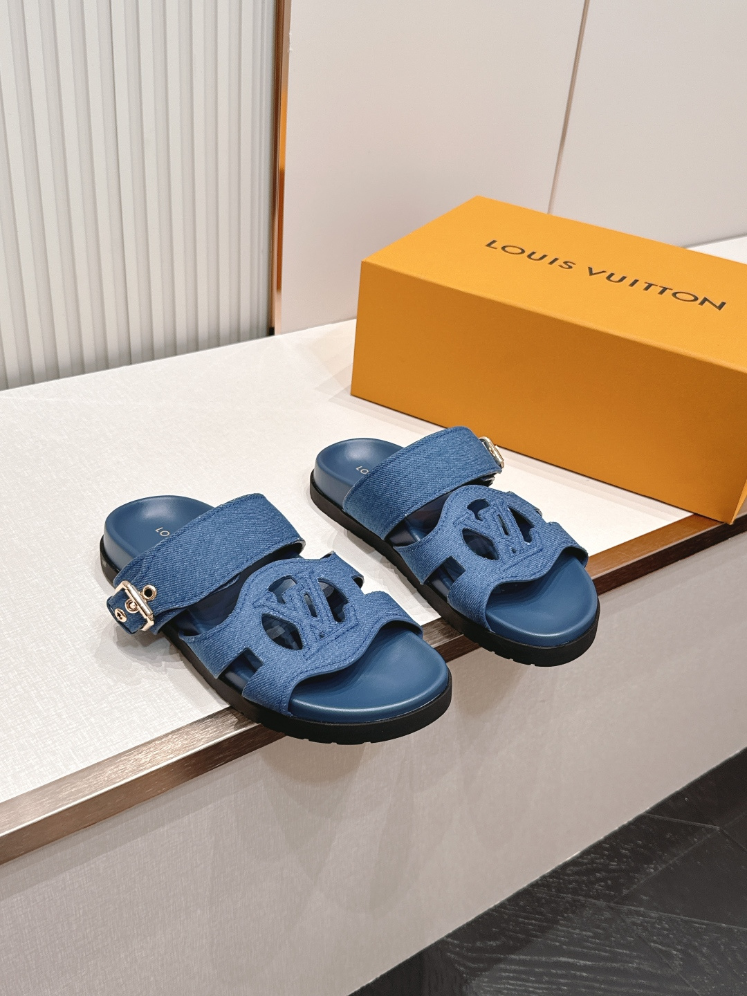 NO:873784,Top version (with airplane case) Louis vuitt..ss26 new arrival~ Couple style slippers LV Isola sandals, with classic LV logo, simple and recognizable. Adjustable metal buckle, easy to put on and take off, suitable for different foot types. Rubber soles are non-slip, easy to control in daily life or vacation. The overall design is comfortable and fashionable, it is a versatile item in summer, you can easily hold it whether it is casual or holiday style!  size:35-45,slippers,louis vuitton,louis vuitton,sandals,slippers19860909顶级版本（配飞机盒） Louis vuitt..ss26 new arrival～情侣款拖鞋 LV Isola凉鞋,搭配经典LV标志,简约又有辨识度.可调节金属扣带,穿脱方便,适合不同脚型.橡胶鞋底防滑,日常或度假都能轻松驾驭.整体设计舒适又时髦,是夏季百搭单品,无论休闲还是度假风都能轻松hold住！ size:35-45,拖鞋,louis vuitton,louis vuitton,sandals,slippers,Women's Shoes