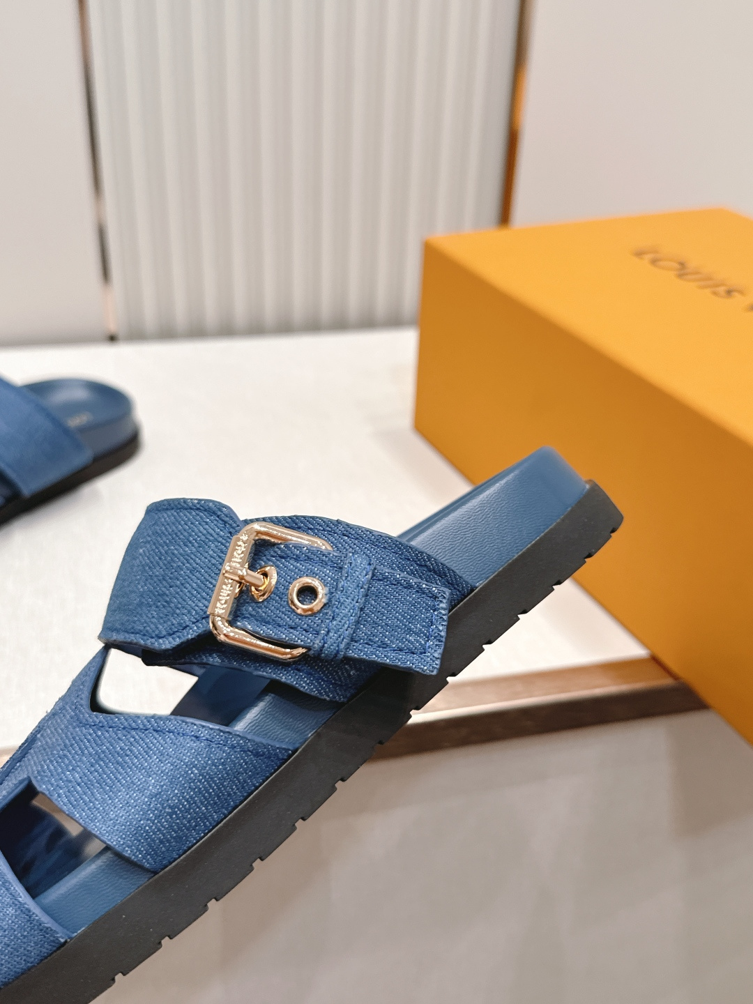 顶级版本：（配✈️飞机盒）Louis vuitt..ss26 new arrival～情侣款拖鞋LV I
