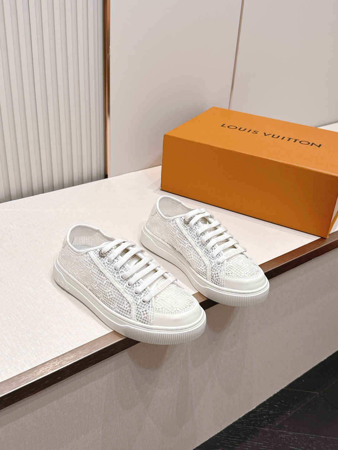 NO:873767,Top version LV Louis Vuitton L home Donkey brand latest Lagoon series Thick-soled denim denim Embossed Presbyopia Thick-soled Casual sneakers Skateboard shoes Original purchase, development and production This Lagoon sneaker is made of Monogram denim, injecting a retro flavor into the classic design. The leather trimmings pop out with the Louis Vuitton logo, and the inscribed eyelets, trims and shoelaces highlight the exquisite details. The rubber outsole embellished with Monogram flowers completes the whole. The fabric is original and imported custom-made first-layer cowhide.  The inner lining is original imported cowhide, the sole is original molded non-slip TPU material, sole thickness 2.5CM, Size: 35-41 (customized at 40.41), casual shoes/sports shoes, louis vuitton, louis vuitton, louis vuitton, louis vuitton, sneakers, cowhide19860909顶级版本 LV路易威登L家 驴牌最新Lagoon系列 厚底丹宁牛仔布 压花 老花 厚底 休闲运动鞋 滑板鞋 原版购入开发 做货 这款Lagoon 运动鞋取材 Monogram 丹宁布,为经典设计注入复古气息.皮革饰边跃现路易威登标识,铭纹孔眼、镶边和鞋带彰显考究细节,点缀 Monogram 花卉的橡胶外底完善整体 面料原版进口定制头层牛皮 内里原版进口牛皮里 鞋底原版开模防滑TPU材质 底厚2.5CM Size:35-41（40.41定做）,休闲鞋/运动鞋,louis vuitton,louis vuitton,louis vuitton,louis vuitton,sneakers,cowhide,Women's Shoes