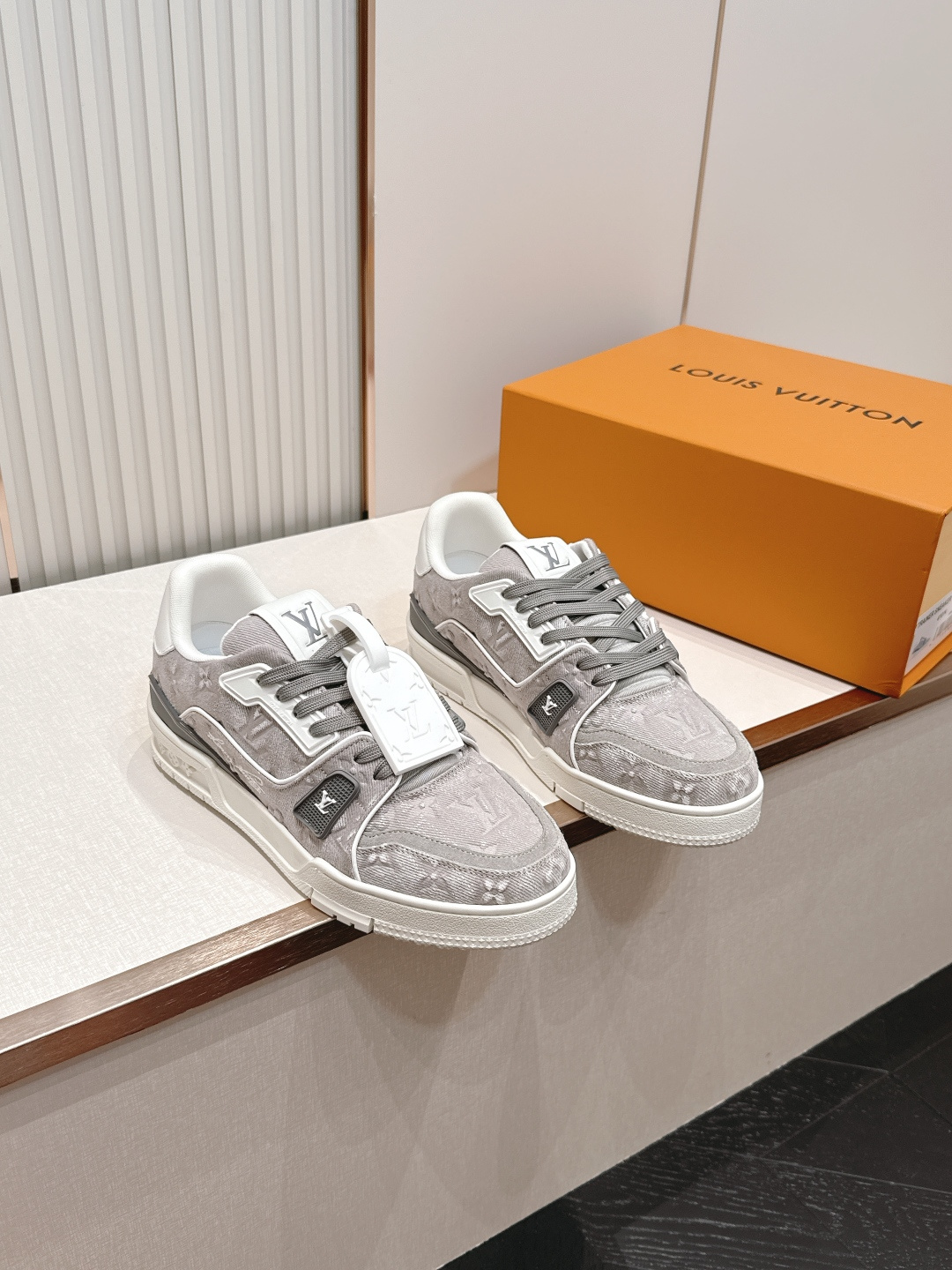 NO:873776,Louis Vuitton 26ss is a hot item from the Donkey family!  Trainer sneakers are a must buy for everyone, you will never regret it!  Super versatile and high-end!  It goes well with any kind of clothes. The most important thing is that it is very attractive. The manufacturing process of the top OEM is very strict!  The materials are all top-grade cowhide customized from overseas, and the texture of the leather is the same as the original. It is super high-end, especially the texture that comes out when the shoe is bent, it has a completely ZP feel!  The outsole is also customized by our private model, with exclusive control. The entire font and concave and convex feel are difficult to distinguish between true and false. Size #Female 35-41 #Male 38-47 (Female 40 41 Male 45 46 47 is customized and non-returnable), casual shoes/sports shoes, louis vuitton, louis vuitton, louis vuitton, sneakers, cowhide19860909Louis Vuitton 26ss 驴家的爆款！trainer板鞋,每个人都必须入的款,绝不后悔！ 超级百搭高级！什么衣服都好搭.最主要是超耐看的. 顶级代工厂制程超严格！材料都是海外定制的顶级牛皮,皮纹质感都是原版的感觉 超高级,特别是鞋子折弯的时候出来的纹路,完完全全就是zp的感觉！ 大底也是我们私模定制的,独家把控,整个字体和凹凸感,真假难辨. Size#女35-41 #男38-47（女40 41 男45 46 47定做不退换）,休闲鞋/运动鞋,louis vuitton,louis vuitton,louis vuitton,sneakers,cowhide,Women's Shoes