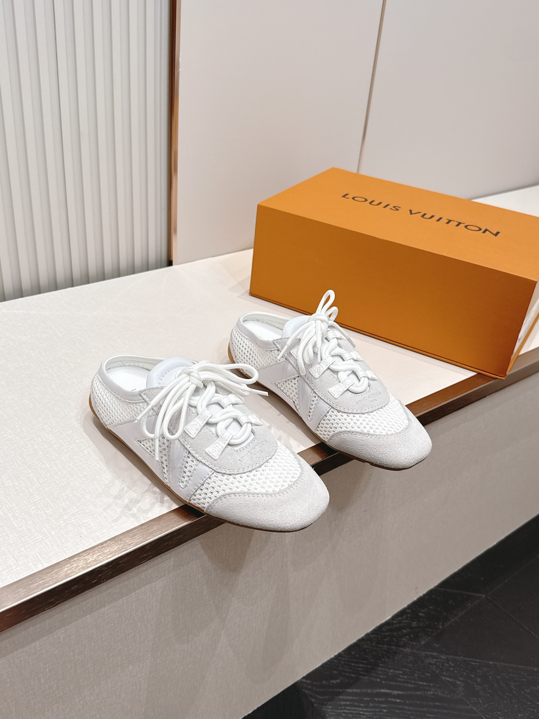 NO:876751,Top version, semi-drag Louis Vuitton Louis Vuitton spring and summer Sneakerina series, ballet sneakers, moral training shoes, flat shoes. The original three pairs were purchased to develop perfect replicas of Sneakerina. Ballet-style sneakers are made of silky suede cow leather to create smooth lines. They have the light structure of ballet shoes and the comfortable texture of sneakers. The LV logo on the side and the Monogram canvas back strap are rich in details, Sacchetto craftsmanship and TPU.  Outsole upgraded for a soft wearing experience. Fabric: Original custom imported first-layer cowhide. Original custom breathable mesh lining. Original open-molded injection molded TPU material for soles. Size: #35-39 (female 40.41.42 custom-made, non-returnable), casual shoes/sports shoes, louis vuitton, louis vuitton, louis vuitton, louis vuitton, flats, sneakers, cowhide19860909顶级版本 半拖款 Louis Vuitton路易威登驴牌春夏Sneakerina系列 芭蕾运动鞋 德训鞋 平底鞋 原版三对购入开发完美复刻Sneakerina 芭蕾风运动鞋以丝滑绒面牛皮革塑造流畅线条 兼具芭蕾舞鞋的轻盈构型和运动鞋的舒适质感. 侧面 LV 标识和Monogram 帆布后袢带丰富细节,Sacchetto 工艺和 TPU 外底升级轻柔穿着体验 面料:原版定制进口头层牛皮 内里原版定制透气网里 鞋底原版开模注塑TPU材质 Size: #35-39（女40.41.42订做不退换）,休闲鞋/运动鞋,louis vuitton,louis vuitton,louis vuitton,louis vuitton,flats,sneakers,cowhide,Women's Shoes