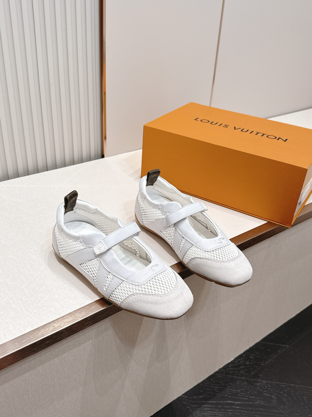 NO:876757,Top version Louis Vuitton Louis Vuitton donkey brand spring and summer Sneakerina series ballet sneakers moral training shoes flat shoes three pairs of original purchased to develop perfect replica Sneakerina ballet style sneakers with silky suede cow leather to create smooth lines, combining the light structure of ballet shoes with the comfortable texture of sneakers. The LV logo on the side and the Monogram canvas back strap are rich in details, Sacchetto craftsmanship and TPU outsole upgrade the soft wearing experience  Fabric: Original custom imported top layer cowhide, original custom breathable mesh lining, original open mold injection TPU material for soles Size: #35-39 (female 40.41.42 custom-made, non-returnable), casual shoes/sports shoes, louis vuitton, louis vuitton, louis vuitton, louis vuitton, flats, sneakers, cowhide19860909顶级版本 Louis Vuitton路易威登驴牌春夏Sneakerina系列 芭蕾运动鞋 德训鞋 平底鞋 原版三对购入开发完美复刻Sneakerina 芭蕾风运动鞋以丝滑绒面牛皮革塑造流畅线条 兼具芭蕾舞鞋的轻盈构型和运动鞋的舒适质感. 侧面 LV 标识和Monogram 帆布后袢带丰富细节,Sacchetto 工艺和 TPU 外底升级轻柔穿着体验 面料:原版定制进口头层牛皮 内里原版定制透气网里 鞋底原版开模注塑TPU材质 Size: #35-39（女40.41.42订做不退换）,休闲鞋/运动鞋,louis vuitton,louis vuitton,louis vuitton,louis vuitton,flats,sneakers,cowhide,Women's Shoes