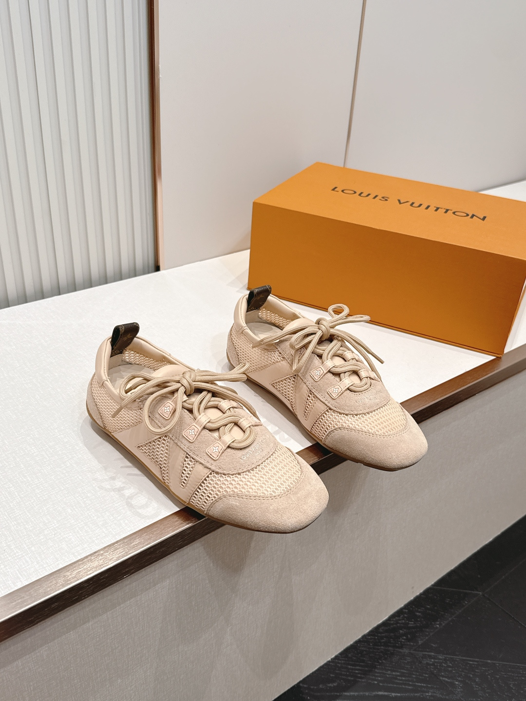 NO:876764,Top version, semi-drag Louis Vuitton Louis Vuitton spring and summer Sneakerina series, ballet sneakers, moral training shoes, flat shoes. The original three pairs were purchased to develop perfect replicas of Sneakerina. Ballet-style sneakers are made of silky suede cow leather to create smooth lines. They have the light structure of ballet shoes and the comfortable texture of sneakers. The LV logo on the side and the Monogram canvas back strap are rich in details, Sacchetto craftsmanship and TPU.  Outsole upgraded for a soft wearing experience. Fabric: Original custom imported first-layer cowhide. Original custom breathable mesh lining. Original open-molded injection molded TPU material for soles. Size: #35-39 (female 40.41.42 custom-made, non-returnable), casual shoes/sports shoes, louis vuitton, louis vuitton, louis vuitton, louis vuitton, flats, sneakers, cowhide19860909顶级版本 半拖款 Louis Vuitton路易威登驴牌春夏Sneakerina系列 芭蕾运动鞋 德训鞋 平底鞋 原版三对购入开发完美复刻Sneakerina 芭蕾风运动鞋以丝滑绒面牛皮革塑造流畅线条 兼具芭蕾舞鞋的轻盈构型和运动鞋的舒适质感. 侧面 LV 标识和Monogram 帆布后袢带丰富细节,Sacchetto 工艺和 TPU 外底升级轻柔穿着体验 面料:原版定制进口头层牛皮 内里原版定制透气网里 鞋底原版开模注塑TPU材质 Size: #35-39（女40.41.42订做不退换）,休闲鞋/运动鞋,louis vuitton,louis vuitton,louis vuitton,louis vuitton,flats,sneakers,cowhide,Women's Shoes