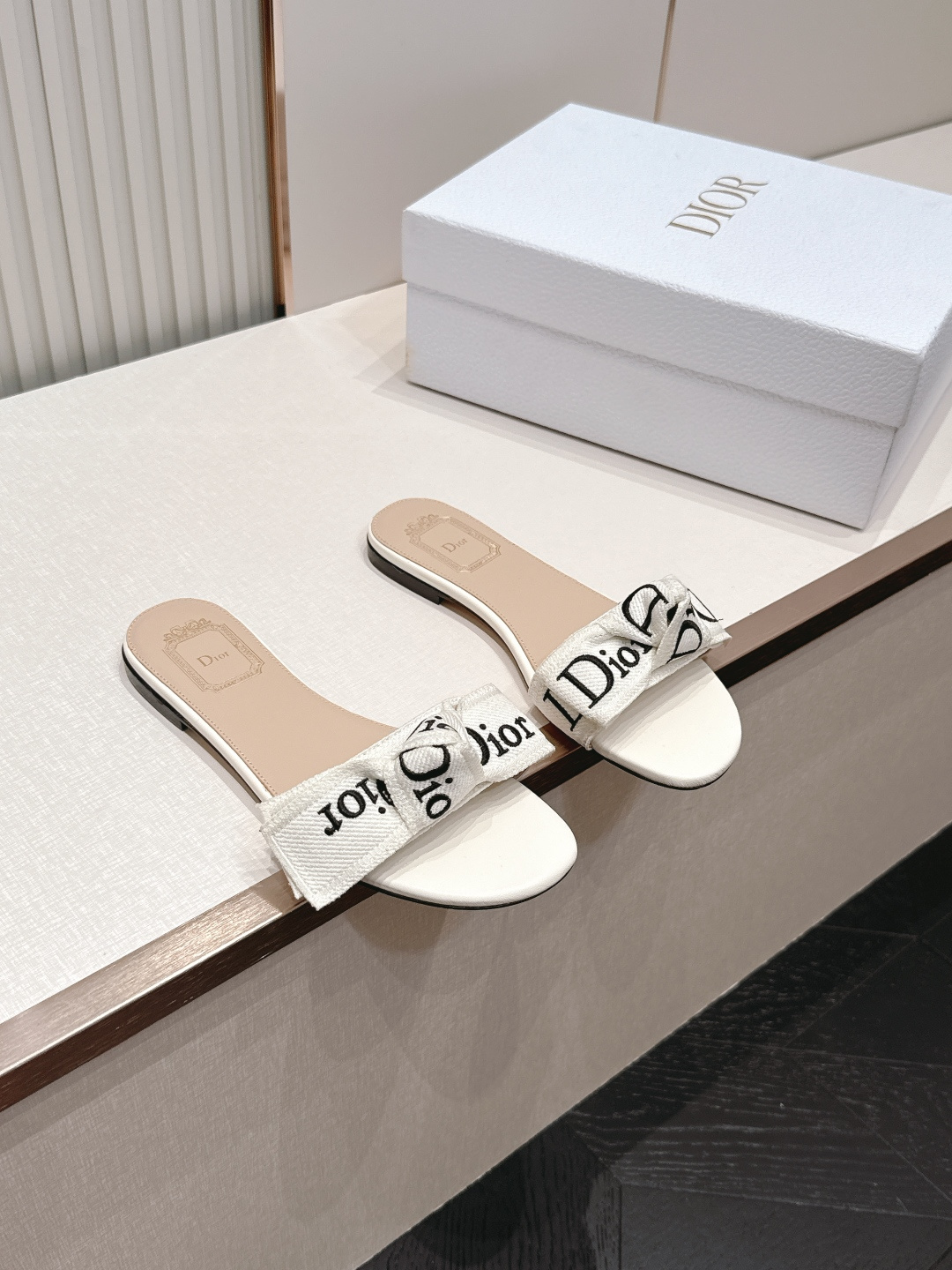 代购级 Dior 迪奥 26ss夏季新款字母织带平底一字拖鞋这双拖鞋以品牌标志性的字母织带打造，搭配同色