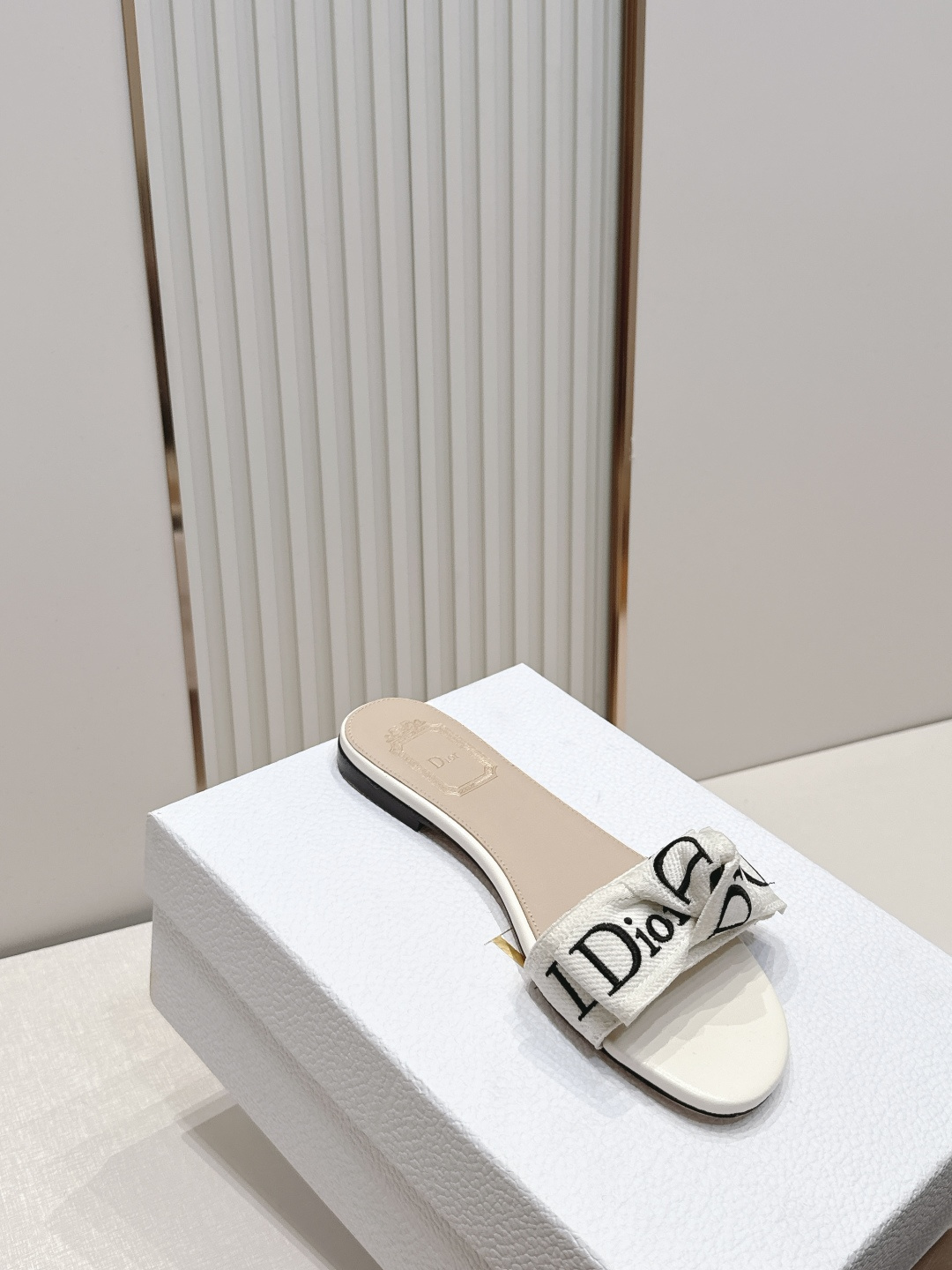 代购级 Dior 迪奥 26ss夏季新款字母织带平底一字拖鞋这双拖鞋以品牌标志性的字母织带打造，搭配同色