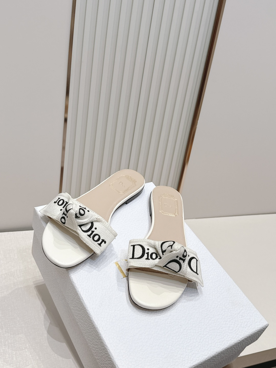 代购级 Dior 迪奥 26ss夏季新款字母织带平底一字拖鞋这双拖鞋以品牌标志性的字母织带打造，搭配同色