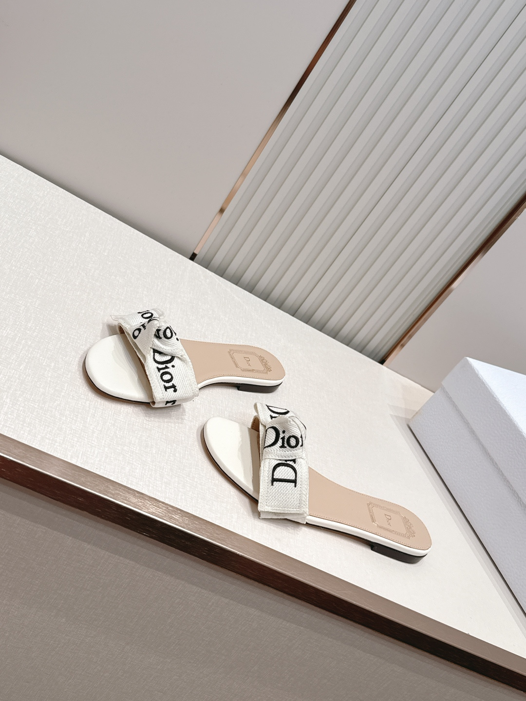 代购级 Dior 迪奥 26ss夏季新款字母织带平底一字拖鞋这双拖鞋以品牌标志性的字母织带打造，搭配同色