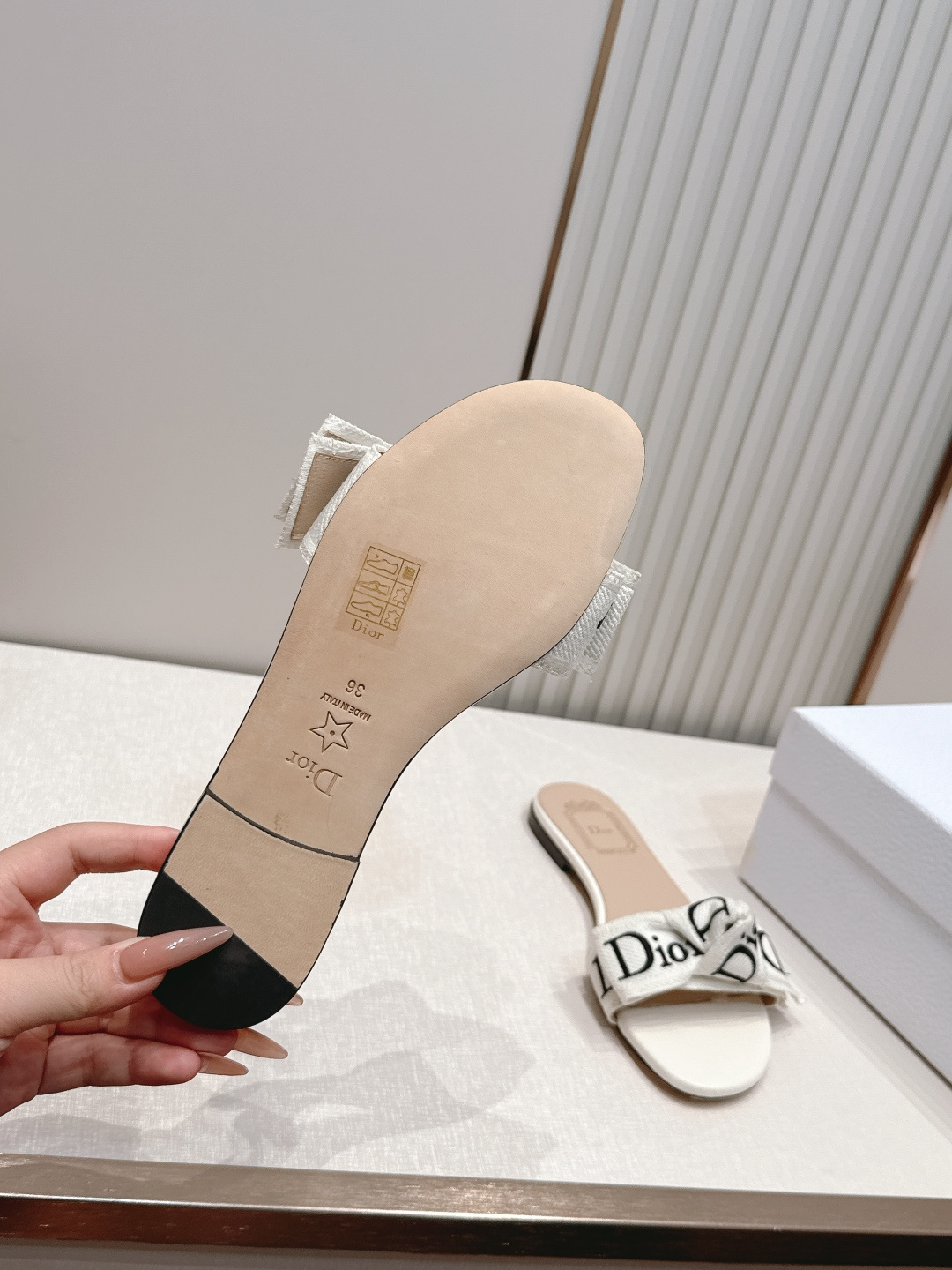 代购级 Dior 迪奥 26ss夏季新款字母织带平底一字拖鞋这双拖鞋以品牌标志性的字母织带打造，搭配同色