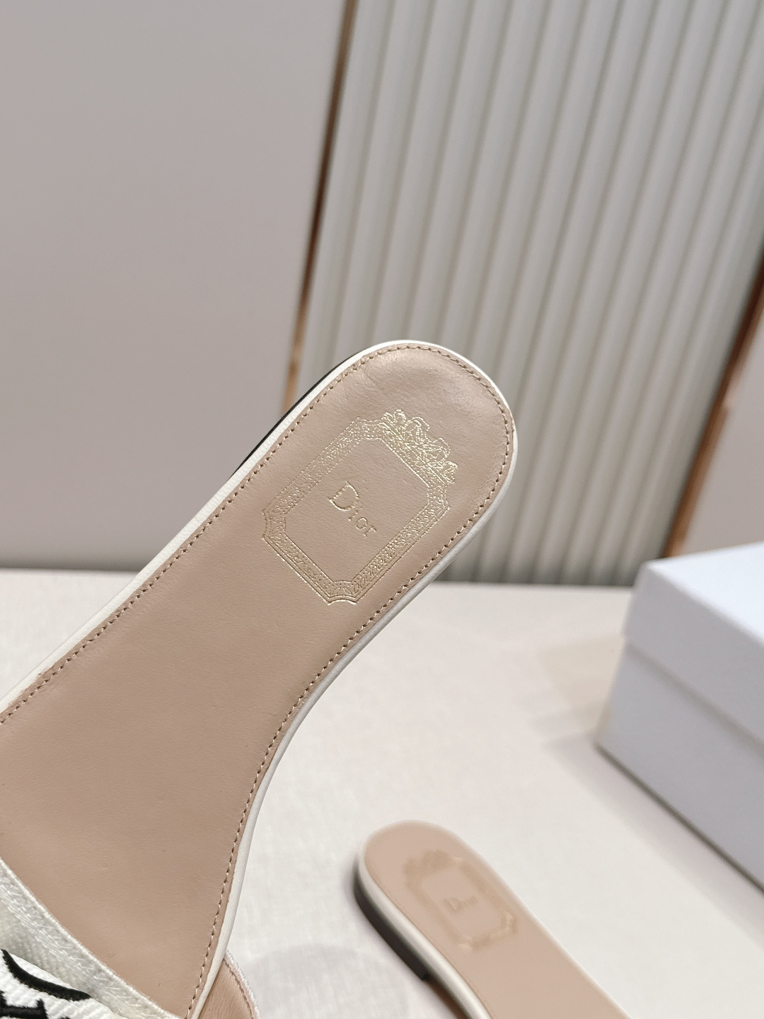 代购级 Dior 迪奥 26ss夏季新款字母织带平底一字拖鞋这双拖鞋以品牌标志性的字母织带打造，搭配同色