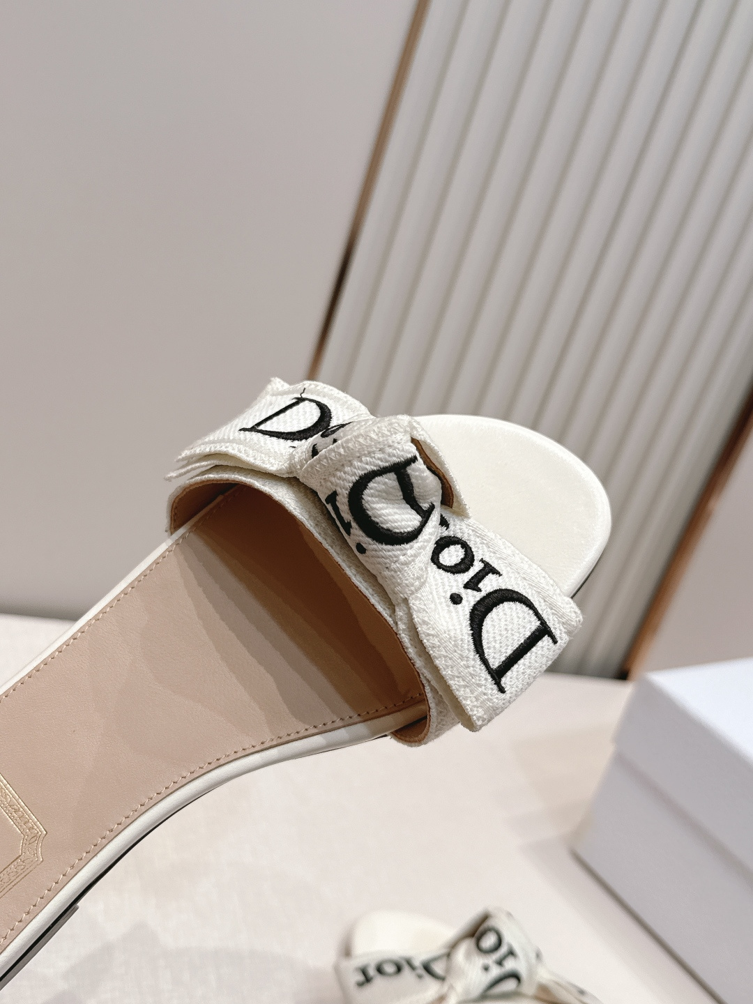 代购级 Dior 迪奥 26ss夏季新款字母织带平底一字拖鞋这双拖鞋以品牌标志性的字母织带打造，搭配同色