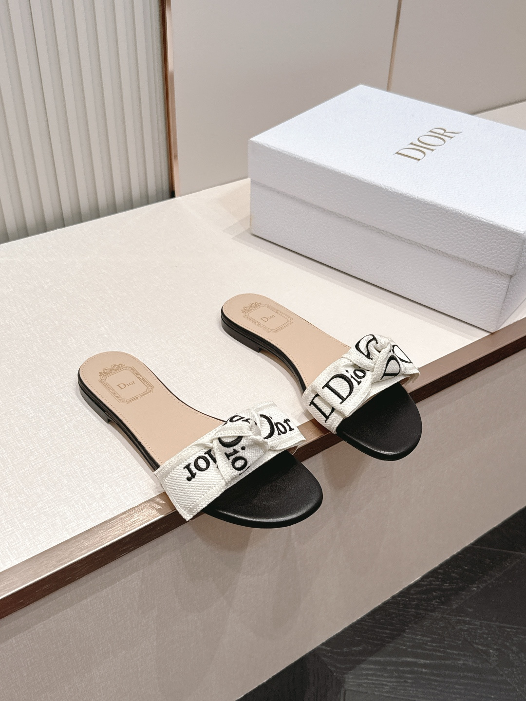 代购级 Dior 迪奥 26ss夏季新款字母织带平底一字拖鞋这双拖鞋以品牌标志性的字母织带打造，搭配同色