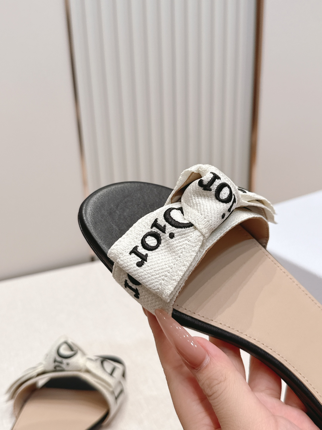代购级 Dior 迪奥 26ss夏季新款字母织带平底一字拖鞋这双拖鞋以品牌标志性的字母织带打造，搭配同色