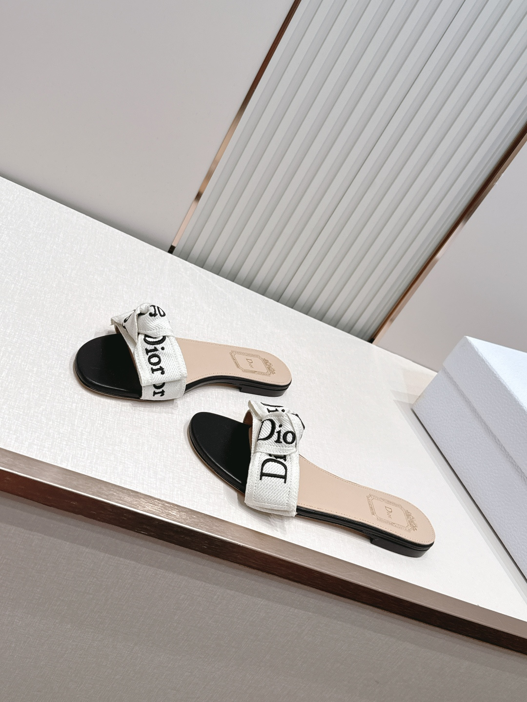 代购级 Dior 迪奥 26ss夏季新款字母织带平底一字拖鞋这双拖鞋以品牌标志性的字母织带打造，搭配同色