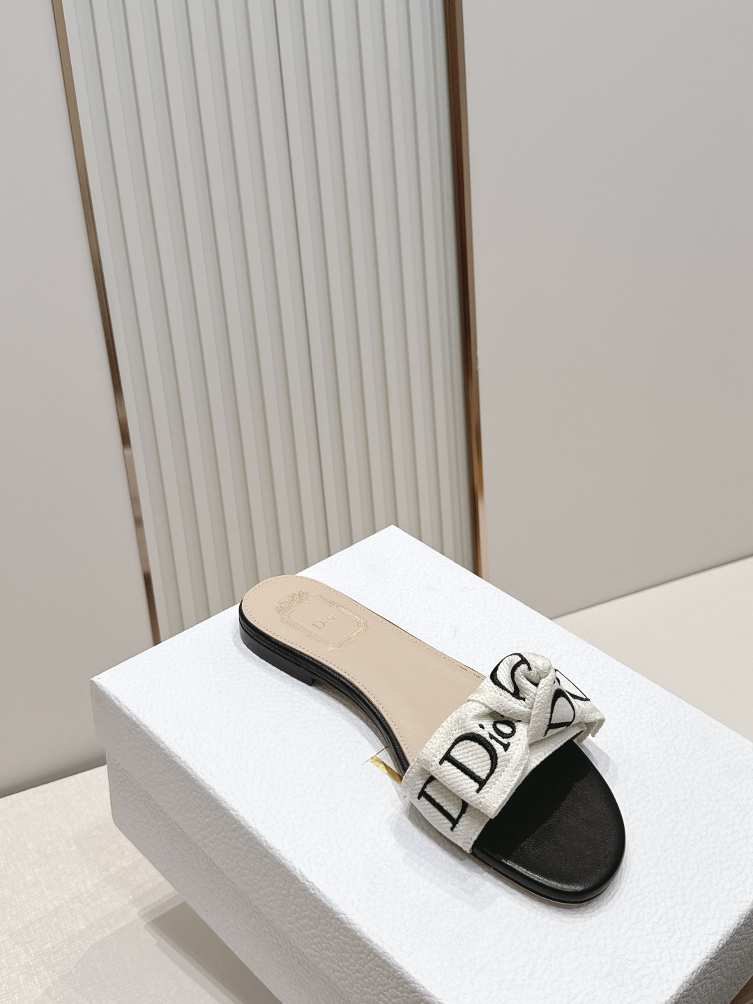 代购级 Dior 迪奥 26ss夏季新款字母织带平底一字拖鞋这双拖鞋以品牌标志性的字母织带打造，搭配同色