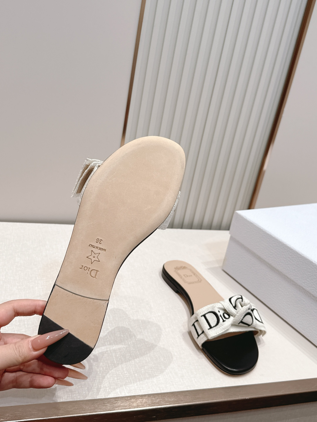 代购级 Dior 迪奥 26ss夏季新款字母织带平底一字拖鞋这双拖鞋以品牌标志性的字母织带打造，搭配同色