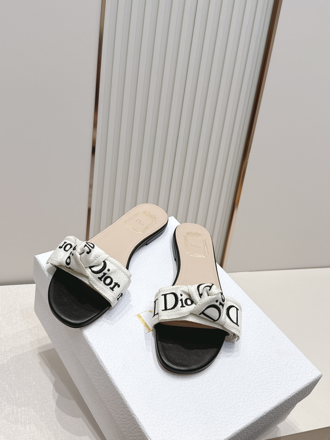 代购级 Dior 迪奥 26ss夏季新款字母织带平底一字拖鞋这双拖鞋以品牌标志性的字母织带打造，搭配同色